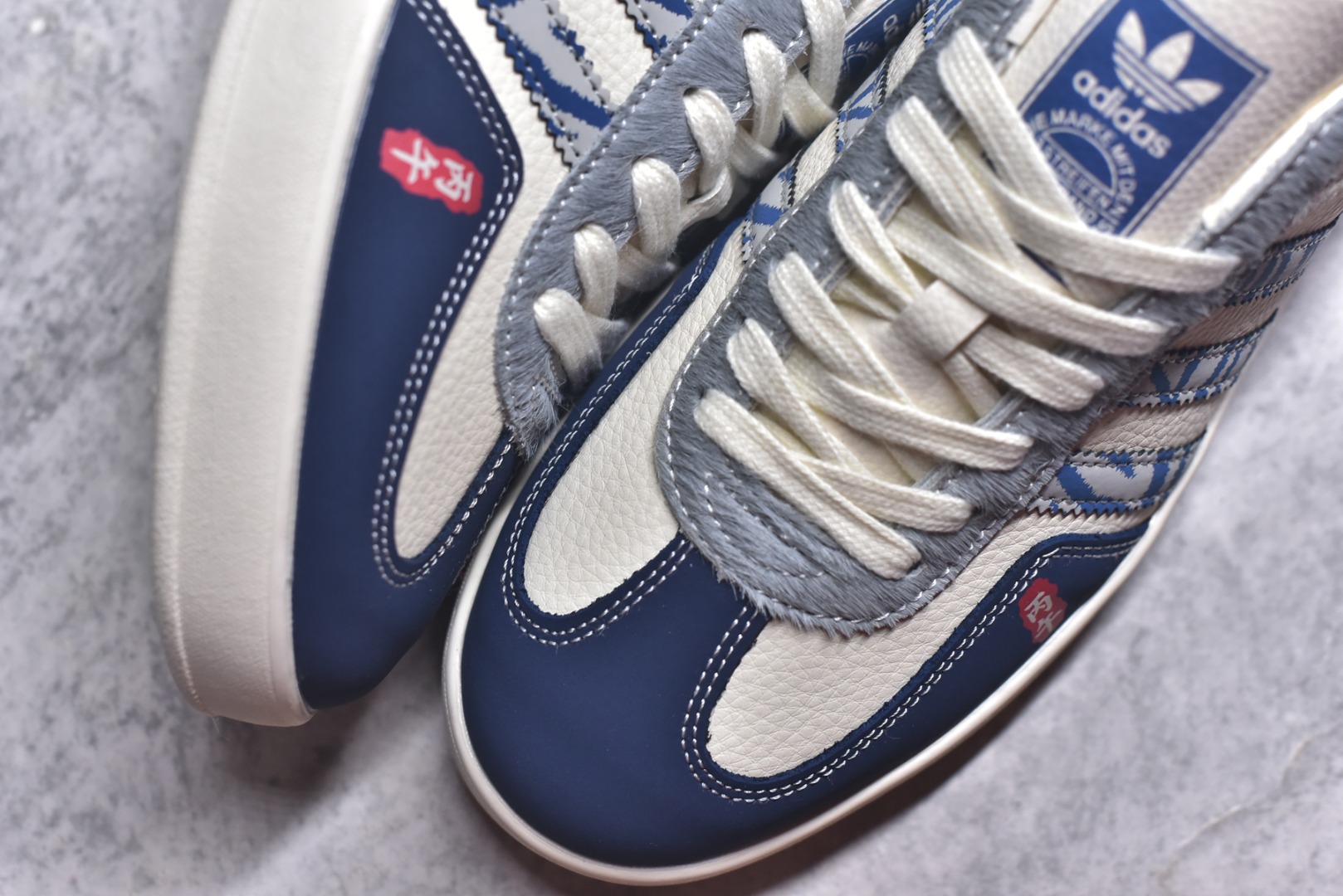 图片[8]-#马年新款海外定制限量发售 Adidas Originals GAZELLE INDOOR“马年联名限定-蓝白”专为 2026 丙午马年打造的限定德训鞋，延续 adidas 经典板鞋版型，软弹中底兼顾支撑性与舒适度，鞋头的丙午印章与鞋侧的骏马剪影，点明 2026 马年专属身份，经典三道杠升级为蓝白民族风提花织带，绒面鞋面柔软亲肤，橡胶防滑大底稳当贴脚 货号：JJ2603 尺码：36 36.5 37.5 38 38.5 39 40 40.5 41 42 42.5 43 44 44.5 45-选品中心