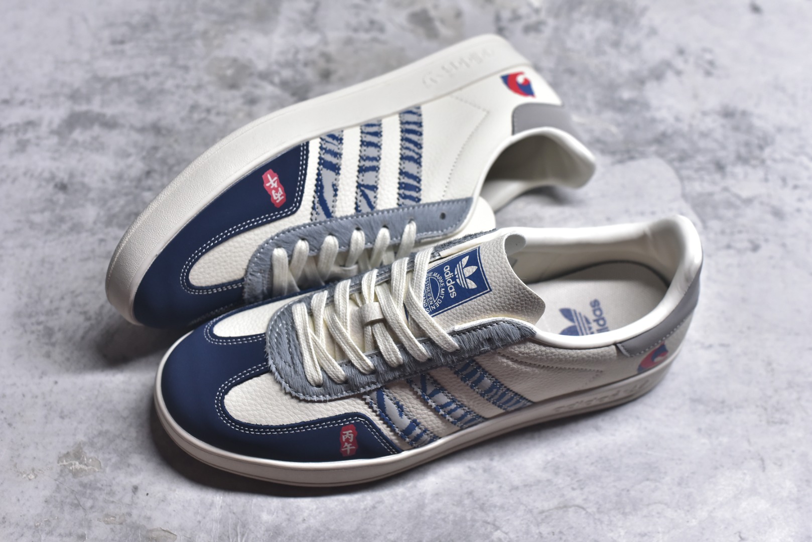 图片[7]-#马年新款海外定制限量发售 Adidas Originals GAZELLE INDOOR“马年联名限定-蓝白”专为 2026 丙午马年打造的限定德训鞋，延续 adidas 经典板鞋版型，软弹中底兼顾支撑性与舒适度，鞋头的丙午印章与鞋侧的骏马剪影，点明 2026 马年专属身份，经典三道杠升级为蓝白民族风提花织带，绒面鞋面柔软亲肤，橡胶防滑大底稳当贴脚 货号：JJ2603 尺码：36 36.5 37.5 38 38.5 39 40 40.5 41 42 42.5 43 44 44.5 45-选品中心