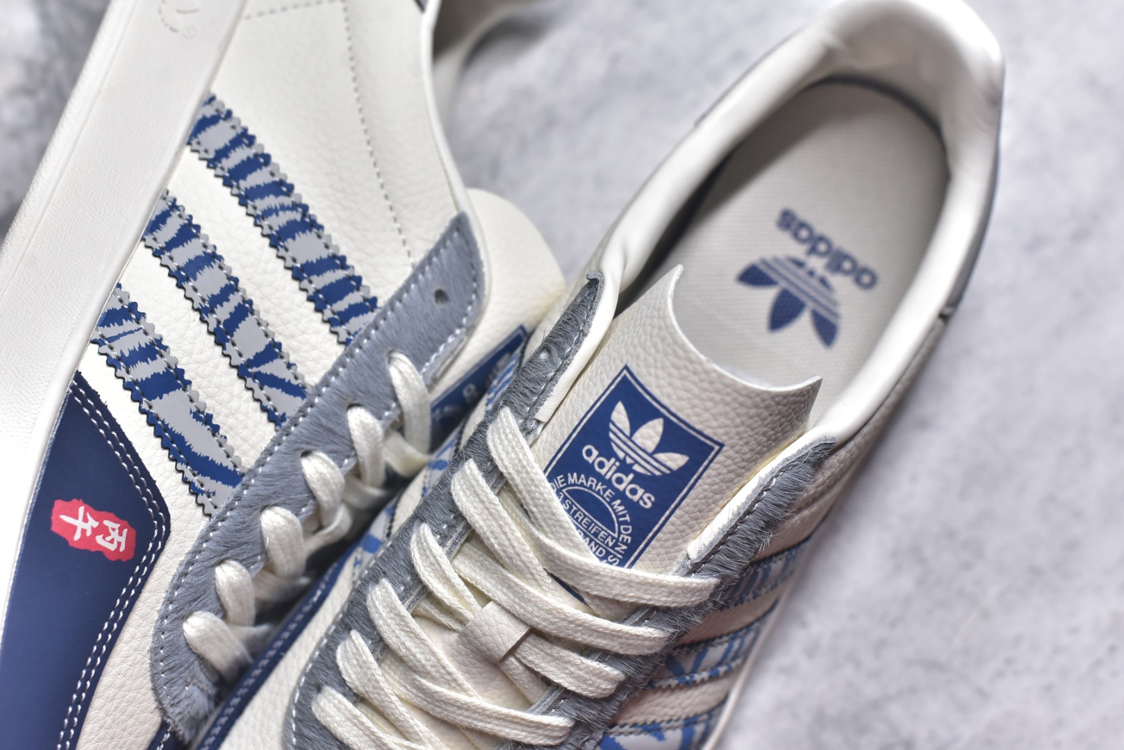 图片[9]-#马年新款海外定制限量发售 Adidas Originals GAZELLE INDOOR“马年联名限定-蓝白”专为 2026 丙午马年打造的限定德训鞋，延续 adidas 经典板鞋版型，软弹中底兼顾支撑性与舒适度，鞋头的丙午印章与鞋侧的骏马剪影，点明 2026 马年专属身份，经典三道杠升级为蓝白民族风提花织带，绒面鞋面柔软亲肤，橡胶防滑大底稳当贴脚 货号：JJ2603 尺码：36 36.5 37.5 38 38.5 39 40 40.5 41 42 42.5 43 44 44.5 45-选品中心