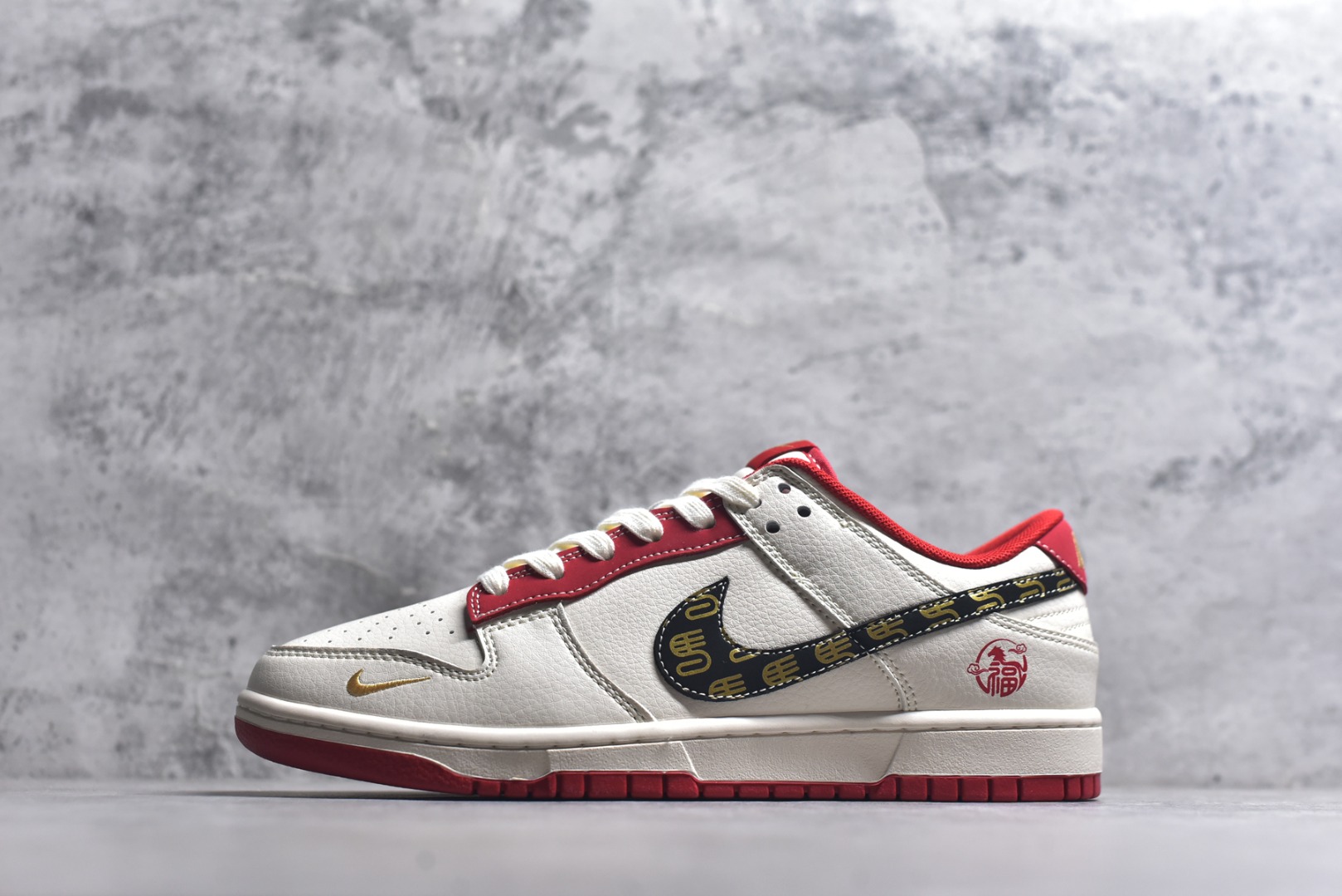 #马年新款海外定制限量发售❗️Nike SB Dunk Low“马年联名限定-白红金纹”Swoosh Logo 采用黑底金纹设计，融入骏马剪影与传统回纹，鞋身侧面印有红色福字印章，米白皮革为基底，搭配活力正红鞋舌、鞋口与外底，黑金条纹点缀 Swoosh，鞋带采用红白双色编织，鞋身皮革细腻耐磨，细节处尽显限定款的高级质感。 货号：HG0026-010 尺码：36 36.5 37.5 38 38.5 39 40 40.5 41 42 42.5 43 44 44.5 45-选品中心