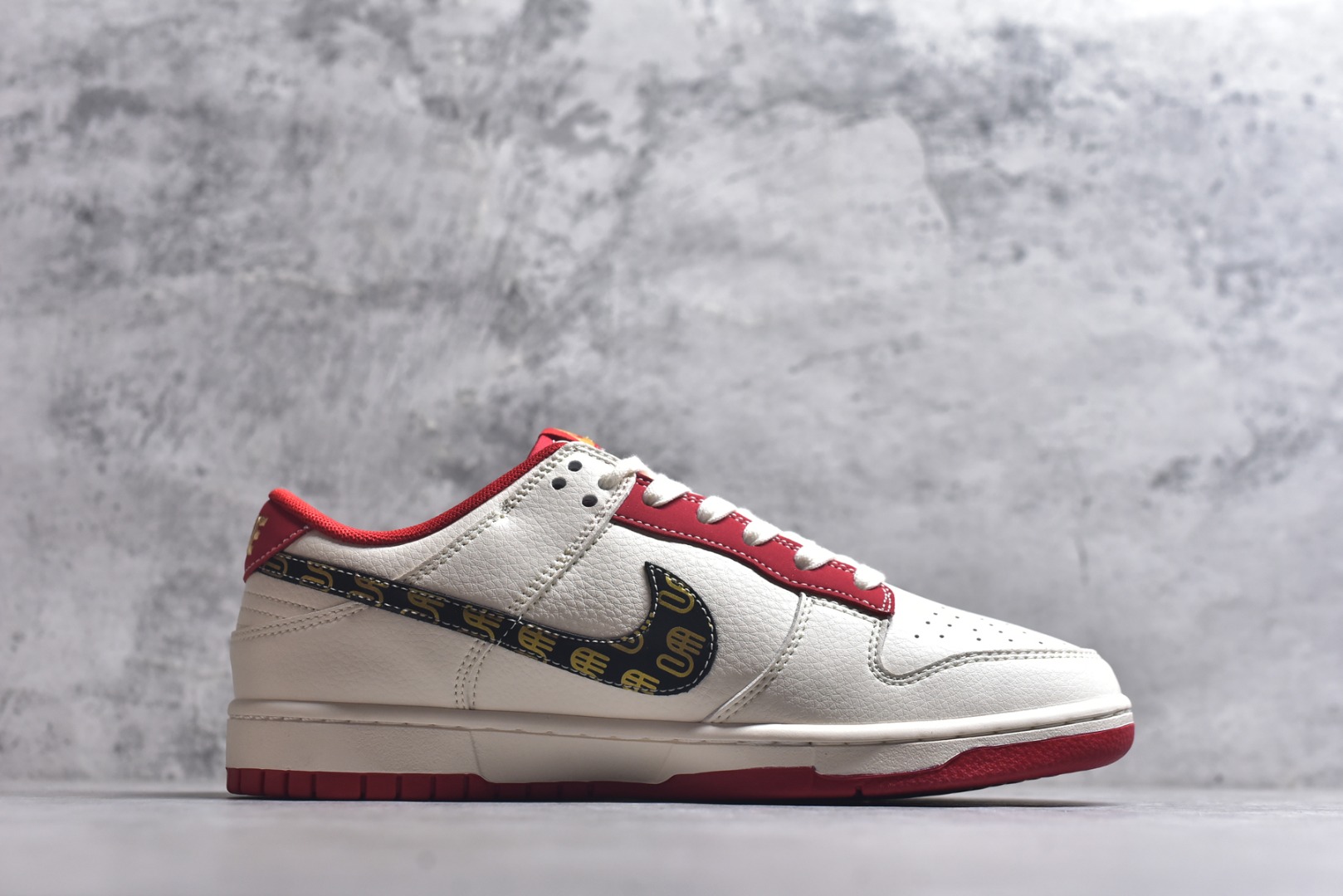 图片[3]-#马年新款海外定制限量发售❗️Nike SB Dunk Low“马年联名限定-白红金纹”Swoosh Logo 采用黑底金纹设计，融入骏马剪影与传统回纹，鞋身侧面印有红色福字印章，米白皮革为基底，搭配活力正红鞋舌、鞋口与外底，黑金条纹点缀 Swoosh，鞋带采用红白双色编织，鞋身皮革细腻耐磨，细节处尽显限定款的高级质感。 货号：HG0026-010 尺码：36 36.5 37.5 38 38.5 39 40 40.5 41 42 42.5 43 44 44.5 45-选品中心