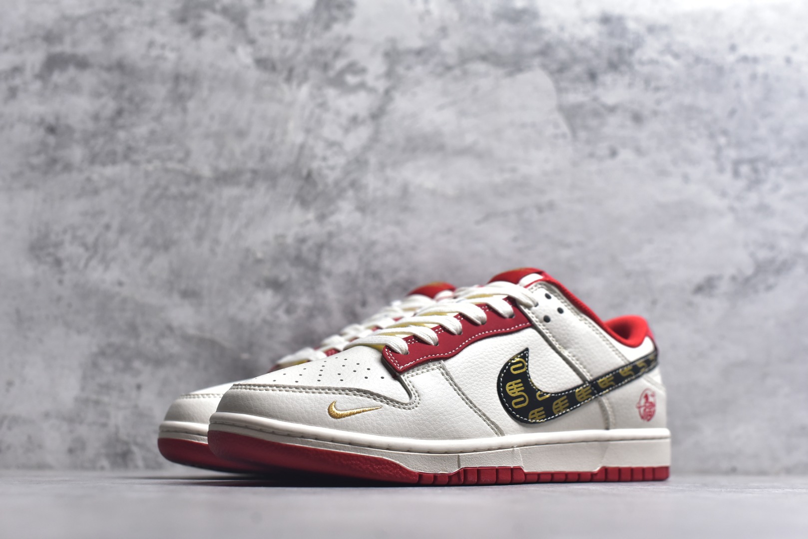 图片[2]-#马年新款海外定制限量发售❗️Nike SB Dunk Low“马年联名限定-白红金纹”Swoosh Logo 采用黑底金纹设计，融入骏马剪影与传统回纹，鞋身侧面印有红色福字印章，米白皮革为基底，搭配活力正红鞋舌、鞋口与外底，黑金条纹点缀 Swoosh，鞋带采用红白双色编织，鞋身皮革细腻耐磨，细节处尽显限定款的高级质感。 货号：HG0026-010 尺码：36 36.5 37.5 38 38.5 39 40 40.5 41 42 42.5 43 44 44.5 45-选品中心