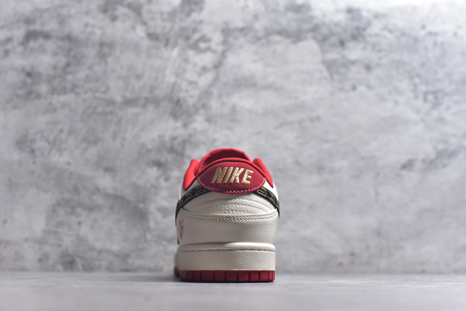 图片[5]-#马年新款海外定制限量发售❗️Nike SB Dunk Low“马年联名限定-白红金纹”Swoosh Logo 采用黑底金纹设计，融入骏马剪影与传统回纹，鞋身侧面印有红色福字印章，米白皮革为基底，搭配活力正红鞋舌、鞋口与外底，黑金条纹点缀 Swoosh，鞋带采用红白双色编织，鞋身皮革细腻耐磨，细节处尽显限定款的高级质感。 货号：HG0026-010 尺码：36 36.5 37.5 38 38.5 39 40 40.5 41 42 42.5 43 44 44.5 45-选品中心