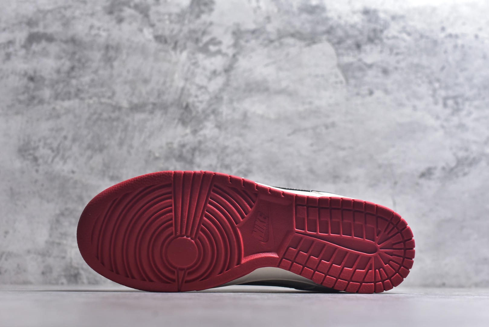 图片[6]-#马年新款海外定制限量发售❗️Nike SB Dunk Low“马年联名限定-白红金纹”Swoosh Logo 采用黑底金纹设计，融入骏马剪影与传统回纹，鞋身侧面印有红色福字印章，米白皮革为基底，搭配活力正红鞋舌、鞋口与外底，黑金条纹点缀 Swoosh，鞋带采用红白双色编织，鞋身皮革细腻耐磨，细节处尽显限定款的高级质感。 货号：HG0026-010 尺码：36 36.5 37.5 38 38.5 39 40 40.5 41 42 42.5 43 44 44.5 45-选品中心