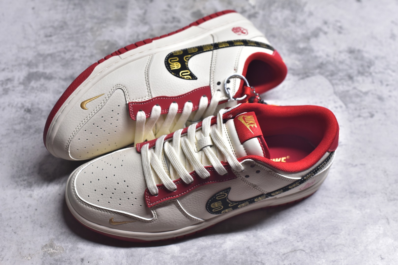 图片[7]-#马年新款海外定制限量发售❗️Nike SB Dunk Low“马年联名限定-白红金纹”Swoosh Logo 采用黑底金纹设计，融入骏马剪影与传统回纹，鞋身侧面印有红色福字印章，米白皮革为基底，搭配活力正红鞋舌、鞋口与外底，黑金条纹点缀 Swoosh，鞋带采用红白双色编织，鞋身皮革细腻耐磨，细节处尽显限定款的高级质感。 货号：HG0026-010 尺码：36 36.5 37.5 38 38.5 39 40 40.5 41 42 42.5 43 44 44.5 45-选品中心
