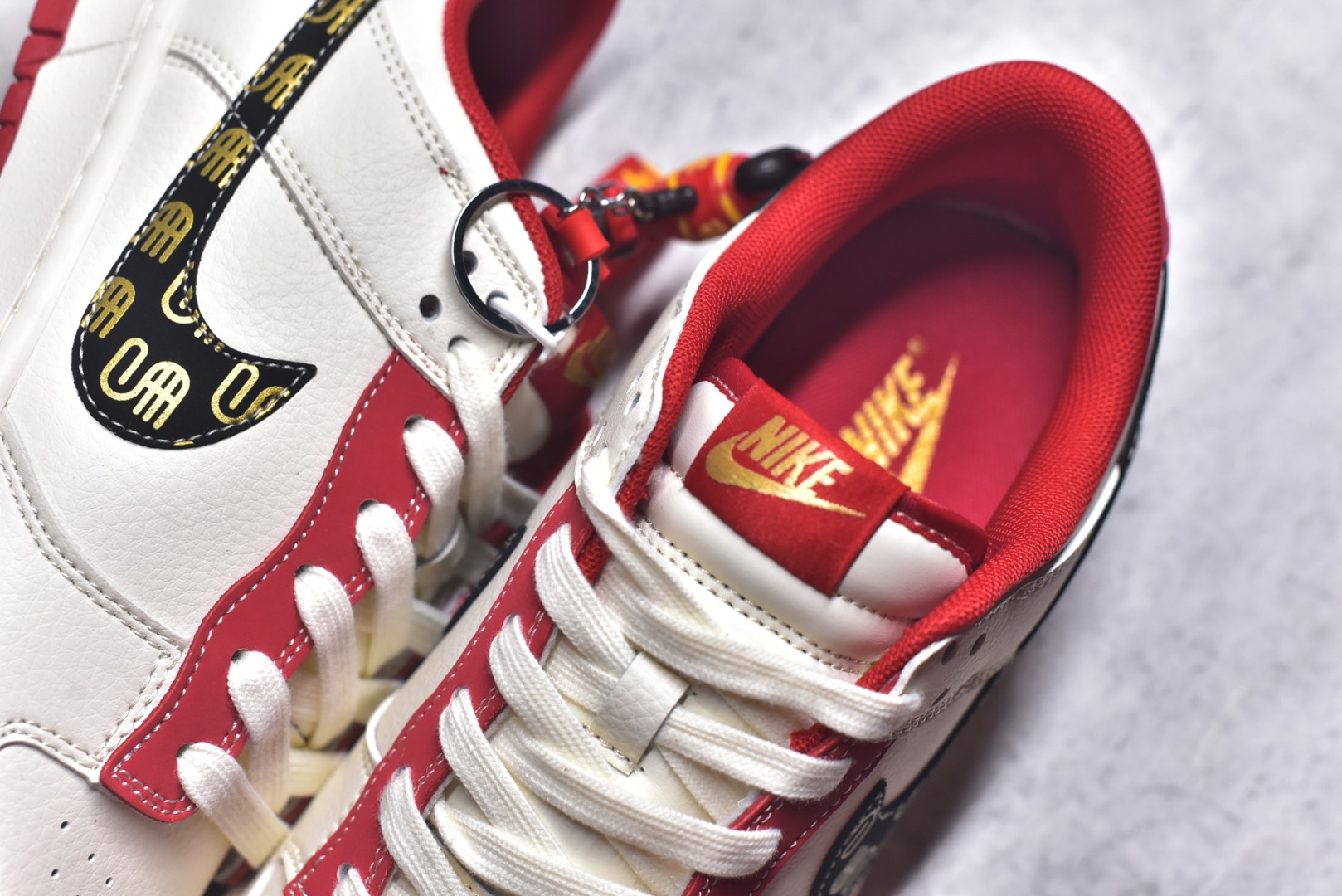 图片[9]-#马年新款海外定制限量发售❗️Nike SB Dunk Low“马年联名限定-白红金纹”Swoosh Logo 采用黑底金纹设计，融入骏马剪影与传统回纹，鞋身侧面印有红色福字印章，米白皮革为基底，搭配活力正红鞋舌、鞋口与外底，黑金条纹点缀 Swoosh，鞋带采用红白双色编织，鞋身皮革细腻耐磨，细节处尽显限定款的高级质感。 货号：HG0026-010 尺码：36 36.5 37.5 38 38.5 39 40 40.5 41 42 42.5 43 44 44.5 45-选品中心