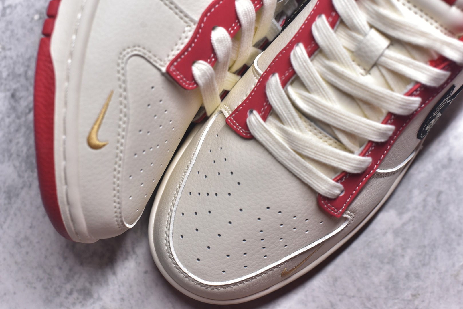 图片[8]-#马年新款海外定制限量发售❗️Nike SB Dunk Low“马年联名限定-白红金纹”Swoosh Logo 采用黑底金纹设计，融入骏马剪影与传统回纹，鞋身侧面印有红色福字印章，米白皮革为基底，搭配活力正红鞋舌、鞋口与外底，黑金条纹点缀 Swoosh，鞋带采用红白双色编织，鞋身皮革细腻耐磨，细节处尽显限定款的高级质感。 货号：HG0026-010 尺码：36 36.5 37.5 38 38.5 39 40 40.5 41 42 42.5 43 44 44.5 45-选品中心