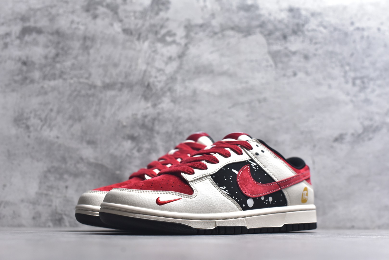 图片[2]-#马年新款海外定制限量发售❗️Nike SB Dunk Low马年联名限定-星空骏马”鞋身侧部的黑底泼墨星空设计，搭配红色 Swoosh Logo，仿佛骏马在星夜中奔腾，米白皮革 + 红色翻毛皮鞋头 + 黑色星空布面，红色编织鞋带呼应主题，鞋身皮革细腻耐磨，细节处尽显限定款的高级质感。 货号：HG0026-007 尺码：36 36.5 37.5 38 38.5 39 40 40.5 41 42 42.5 43 44 44.5 45-选品中心