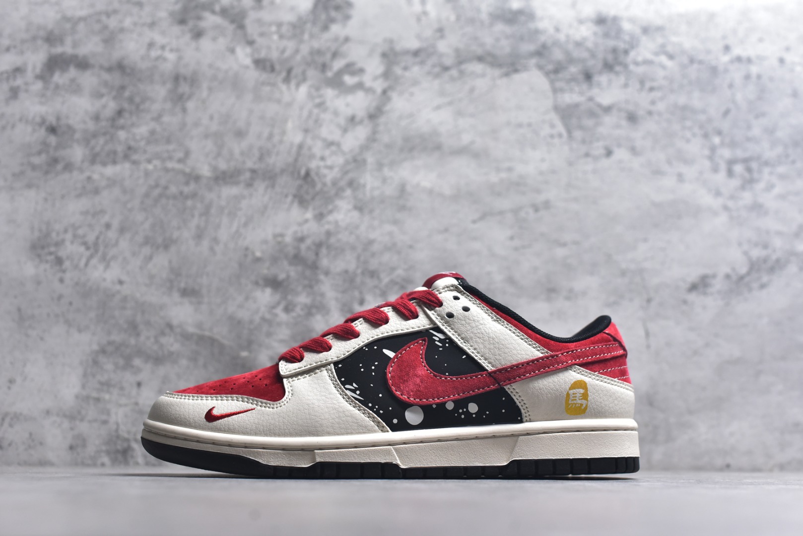 #马年新款海外定制限量发售❗️Nike SB Dunk Low马年联名限定-星空骏马”鞋身侧部的黑底泼墨星空设计，搭配红色 Swoosh Logo，仿佛骏马在星夜中奔腾，米白皮革 + 红色翻毛皮鞋头 + 黑色星空布面，红色编织鞋带呼应主题，鞋身皮革细腻耐磨，细节处尽显限定款的高级质感。 货号：HG0026-007 尺码：36 36.5 37.5 38 38.5 39 40 40.5 41 42 42.5 43 44 44.5 45-选品中心