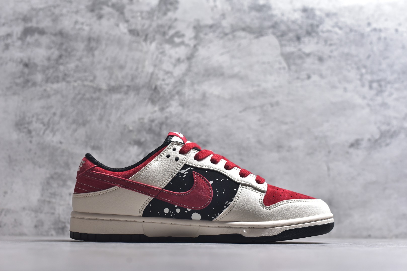 图片[3]-#马年新款海外定制限量发售❗️Nike SB Dunk Low马年联名限定-星空骏马”鞋身侧部的黑底泼墨星空设计，搭配红色 Swoosh Logo，仿佛骏马在星夜中奔腾，米白皮革 + 红色翻毛皮鞋头 + 黑色星空布面，红色编织鞋带呼应主题，鞋身皮革细腻耐磨，细节处尽显限定款的高级质感。 货号：HG0026-007 尺码：36 36.5 37.5 38 38.5 39 40 40.5 41 42 42.5 43 44 44.5 45-选品中心