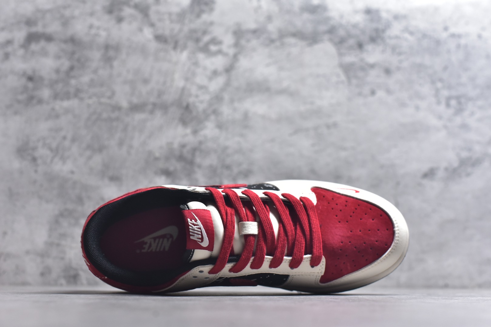 图片[4]-#马年新款海外定制限量发售❗️Nike SB Dunk Low马年联名限定-星空骏马”鞋身侧部的黑底泼墨星空设计，搭配红色 Swoosh Logo，仿佛骏马在星夜中奔腾，米白皮革 + 红色翻毛皮鞋头 + 黑色星空布面，红色编织鞋带呼应主题，鞋身皮革细腻耐磨，细节处尽显限定款的高级质感。 货号：HG0026-007 尺码：36 36.5 37.5 38 38.5 39 40 40.5 41 42 42.5 43 44 44.5 45-选品中心