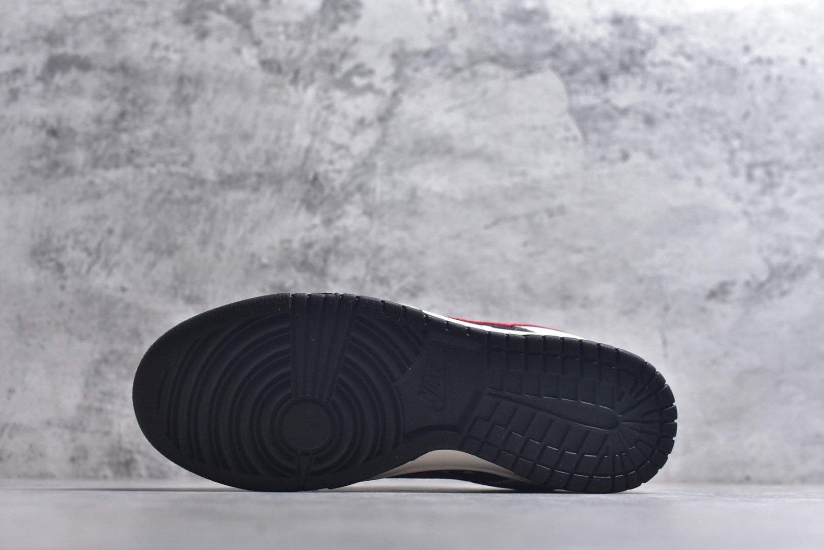 图片[6]-#马年新款海外定制限量发售❗️Nike SB Dunk Low马年联名限定-星空骏马”鞋身侧部的黑底泼墨星空设计，搭配红色 Swoosh Logo，仿佛骏马在星夜中奔腾，米白皮革 + 红色翻毛皮鞋头 + 黑色星空布面，红色编织鞋带呼应主题，鞋身皮革细腻耐磨，细节处尽显限定款的高级质感。 货号：HG0026-007 尺码：36 36.5 37.5 38 38.5 39 40 40.5 41 42 42.5 43 44 44.5 45-选品中心