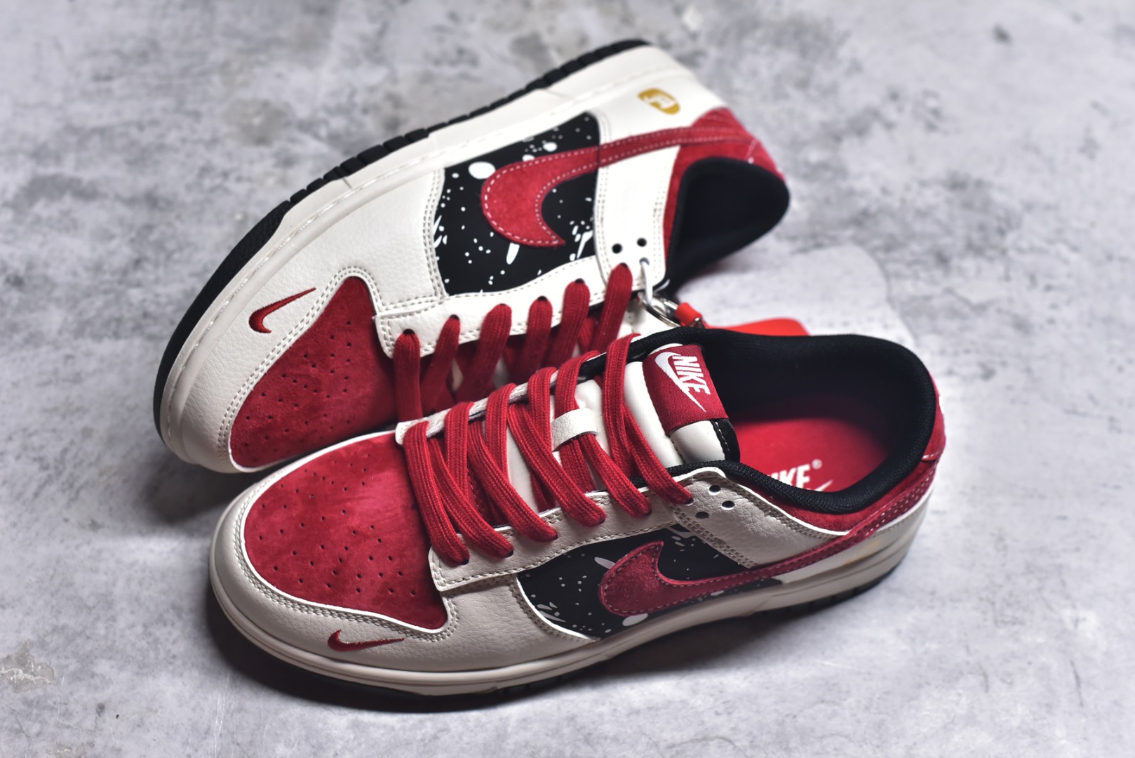 图片[7]-#马年新款海外定制限量发售❗️Nike SB Dunk Low马年联名限定-星空骏马”鞋身侧部的黑底泼墨星空设计，搭配红色 Swoosh Logo，仿佛骏马在星夜中奔腾，米白皮革 + 红色翻毛皮鞋头 + 黑色星空布面，红色编织鞋带呼应主题，鞋身皮革细腻耐磨，细节处尽显限定款的高级质感。 货号：HG0026-007 尺码：36 36.5 37.5 38 38.5 39 40 40.5 41 42 42.5 43 44 44.5 45-选品中心