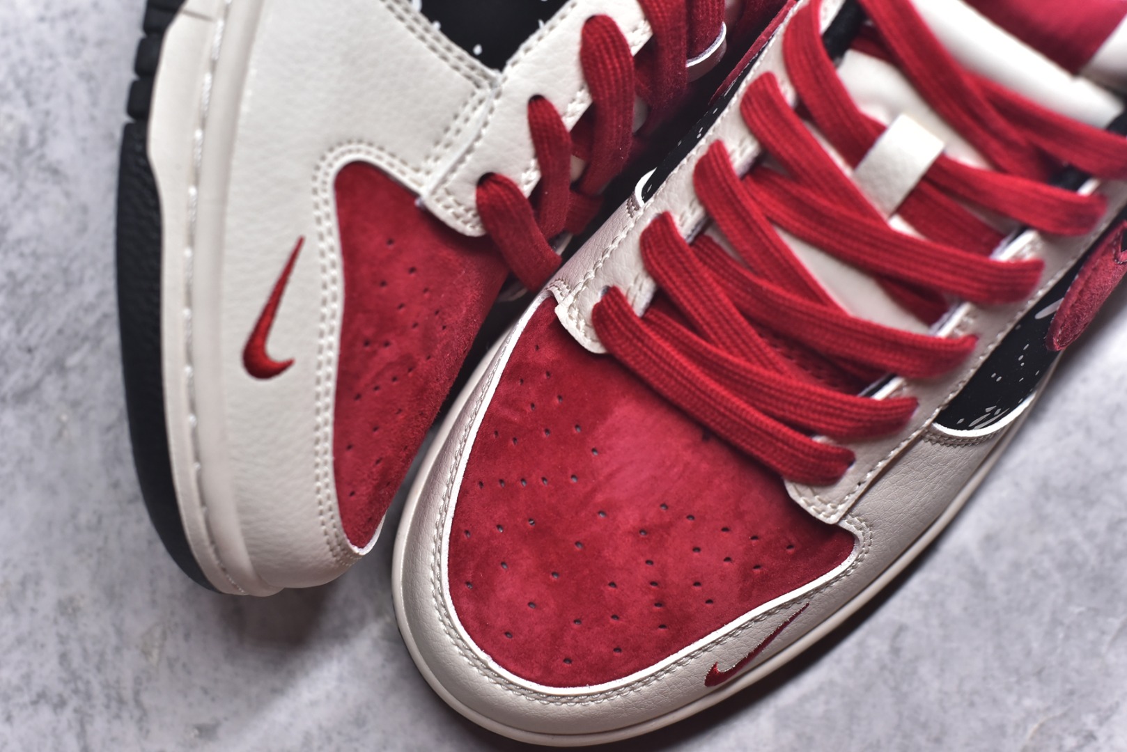 图片[8]-#马年新款海外定制限量发售❗️Nike SB Dunk Low马年联名限定-星空骏马”鞋身侧部的黑底泼墨星空设计，搭配红色 Swoosh Logo，仿佛骏马在星夜中奔腾，米白皮革 + 红色翻毛皮鞋头 + 黑色星空布面，红色编织鞋带呼应主题，鞋身皮革细腻耐磨，细节处尽显限定款的高级质感。 货号：HG0026-007 尺码：36 36.5 37.5 38 38.5 39 40 40.5 41 42 42.5 43 44 44.5 45-选品中心