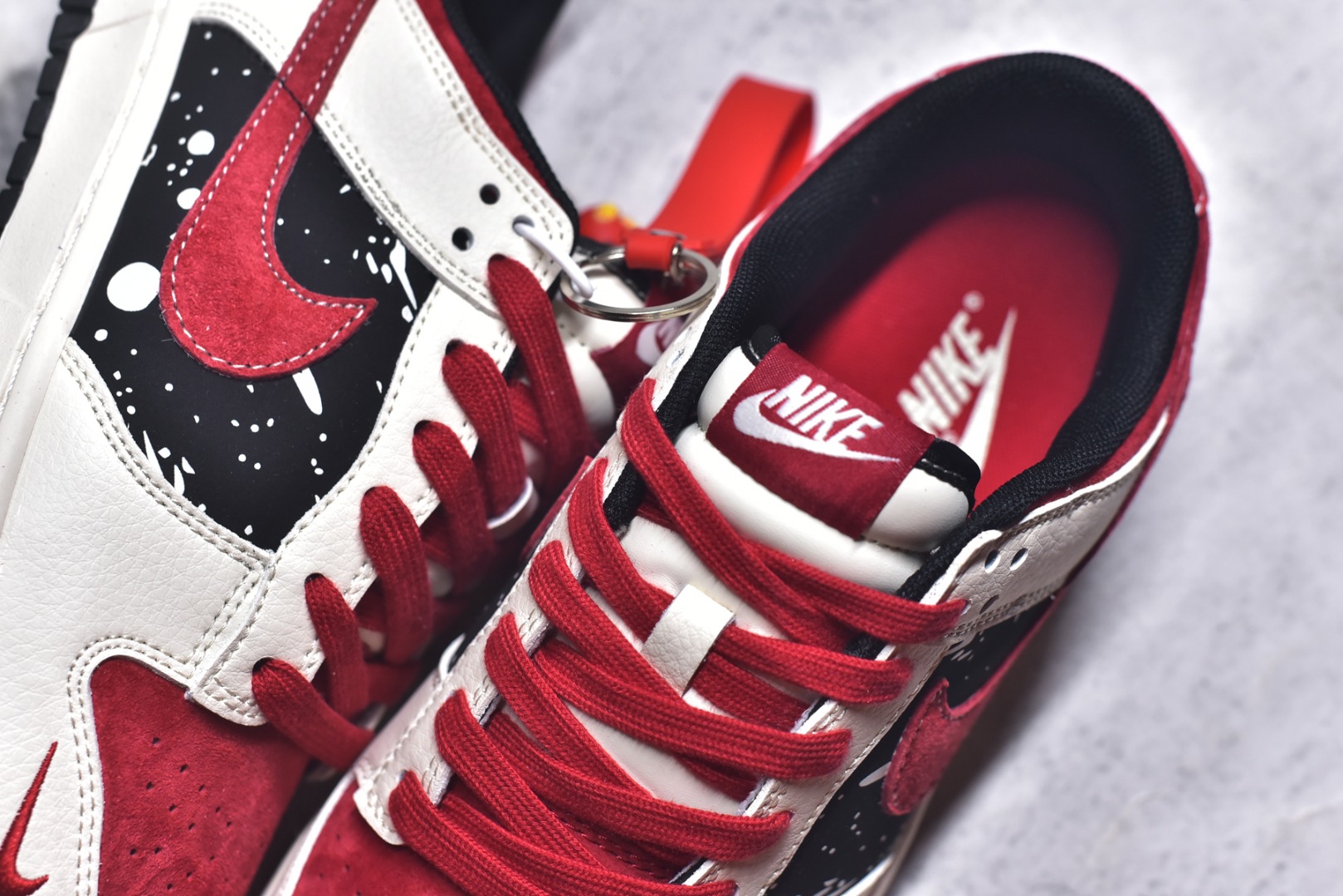 图片[9]-#马年新款海外定制限量发售❗️Nike SB Dunk Low马年联名限定-星空骏马”鞋身侧部的黑底泼墨星空设计，搭配红色 Swoosh Logo，仿佛骏马在星夜中奔腾，米白皮革 + 红色翻毛皮鞋头 + 黑色星空布面，红色编织鞋带呼应主题，鞋身皮革细腻耐磨，细节处尽显限定款的高级质感。 货号：HG0026-007 尺码：36 36.5 37.5 38 38.5 39 40 40.5 41 42 42.5 43 44 44.5 45-选品中心