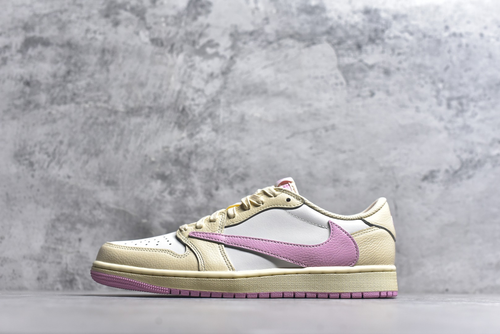 #Travis Scott x Air Jordan AJ1 Low SP TS联名 白粉倒钩低帮 IQ7604-100 知名大厂出品 纯原第一梯队版本 产品品控稳定性领先行业 各方面均可对飙市面通货版 SZ原厂全套原楦原纸板冲刀磨具开发 原厂皮料加持 原厂港宝加持定型后跟R度完美 同源原厂电绣 鬼脸飞翼针数密度立体效果一致 百分百一致原鞋 原厂拉帮工艺 针距密度一致 后跟弧度收口自然不对折 极致一眼正品既视感 进口玻璃冲刀皮料裁剪零毛边 全鞋电脑针车工艺 品控清洁度最高QC检验标准 免检产品 原厂订购鞋盒、鞋标、防尘纸、鞋撑、鞋带 追求极致的原厂味道 尺码：36-47-选品中心