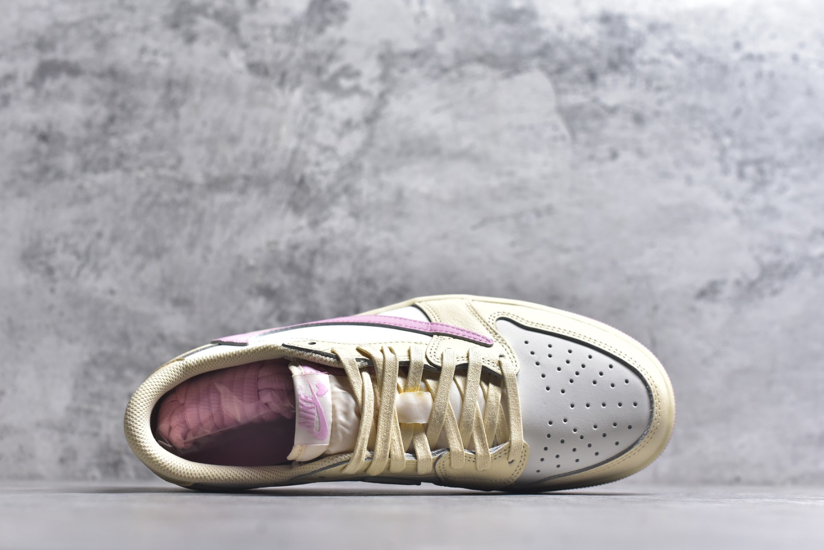 图片[4]-#Travis Scott x Air Jordan AJ1 Low SP TS联名 白粉倒钩低帮 IQ7604-100 知名大厂出品 纯原第一梯队版本 产品品控稳定性领先行业 各方面均可对飙市面通货版 SZ原厂全套原楦原纸板冲刀磨具开发 原厂皮料加持 原厂港宝加持定型后跟R度完美 同源原厂电绣 鬼脸飞翼针数密度立体效果一致 百分百一致原鞋 原厂拉帮工艺 针距密度一致 后跟弧度收口自然不对折 极致一眼正品既视感 进口玻璃冲刀皮料裁剪零毛边 全鞋电脑针车工艺 品控清洁度最高QC检验标准 免检产品 原厂订购鞋盒、鞋标、防尘纸、鞋撑、鞋带 追求极致的原厂味道 尺码：36-47-选品中心