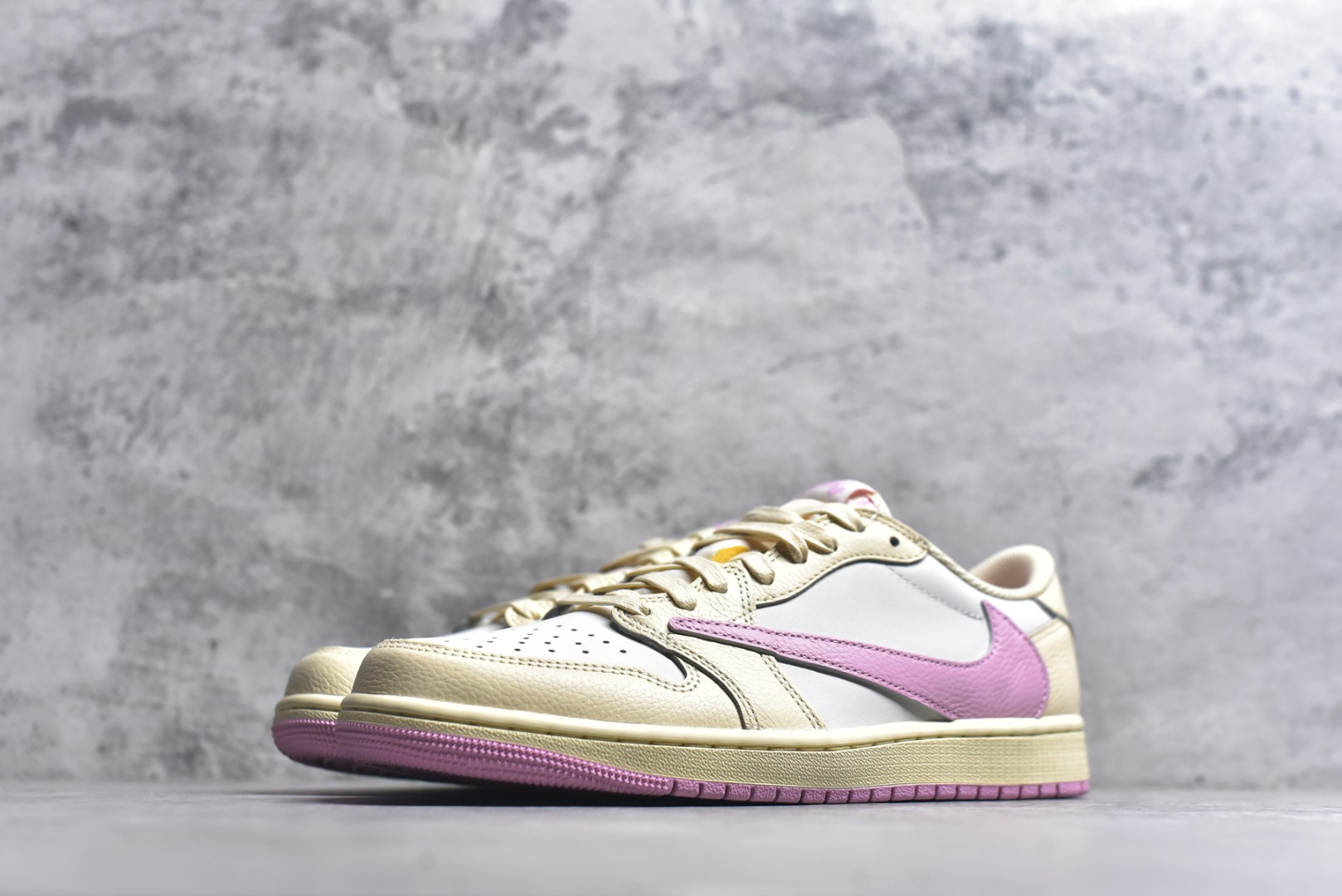 图片[2]-#Travis Scott x Air Jordan AJ1 Low SP TS联名 白粉倒钩低帮 IQ7604-100 知名大厂出品 纯原第一梯队版本 产品品控稳定性领先行业 各方面均可对飙市面通货版 SZ原厂全套原楦原纸板冲刀磨具开发 原厂皮料加持 原厂港宝加持定型后跟R度完美 同源原厂电绣 鬼脸飞翼针数密度立体效果一致 百分百一致原鞋 原厂拉帮工艺 针距密度一致 后跟弧度收口自然不对折 极致一眼正品既视感 进口玻璃冲刀皮料裁剪零毛边 全鞋电脑针车工艺 品控清洁度最高QC检验标准 免检产品 原厂订购鞋盒、鞋标、防尘纸、鞋撑、鞋带 追求极致的原厂味道 尺码：36-47-选品中心