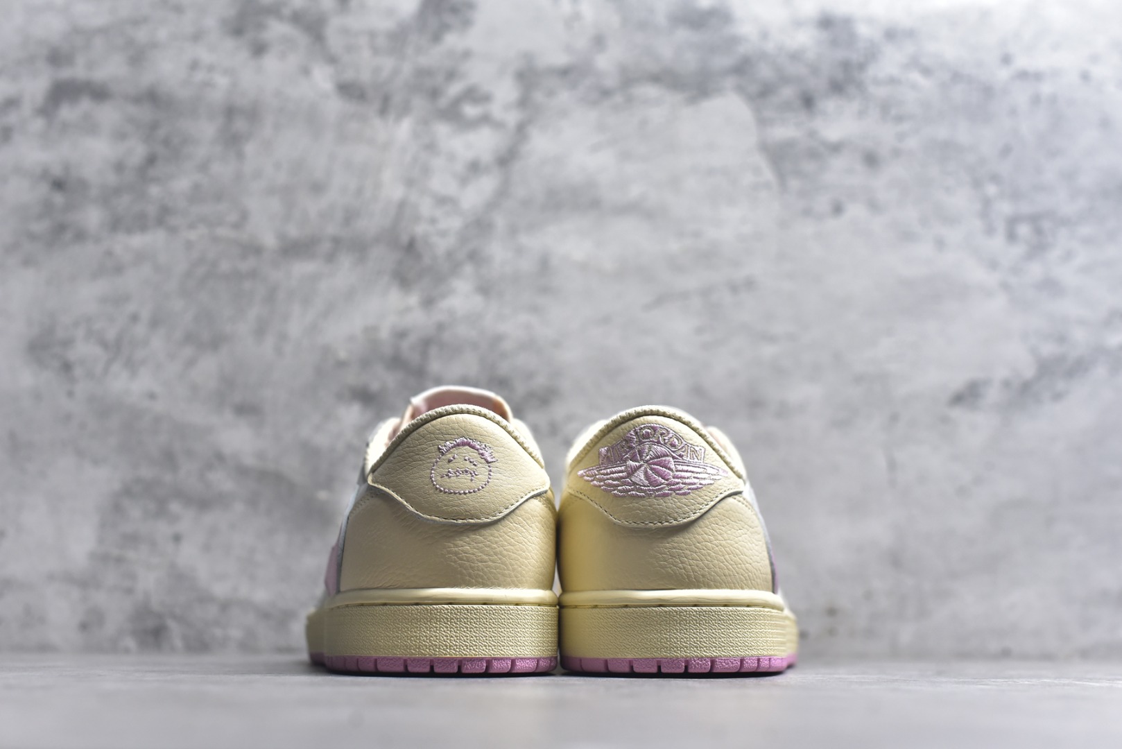 图片[5]-#Travis Scott x Air Jordan AJ1 Low SP TS联名 白粉倒钩低帮 IQ7604-100 知名大厂出品 纯原第一梯队版本 产品品控稳定性领先行业 各方面均可对飙市面通货版 SZ原厂全套原楦原纸板冲刀磨具开发 原厂皮料加持 原厂港宝加持定型后跟R度完美 同源原厂电绣 鬼脸飞翼针数密度立体效果一致 百分百一致原鞋 原厂拉帮工艺 针距密度一致 后跟弧度收口自然不对折 极致一眼正品既视感 进口玻璃冲刀皮料裁剪零毛边 全鞋电脑针车工艺 品控清洁度最高QC检验标准 免检产品 原厂订购鞋盒、鞋标、防尘纸、鞋撑、鞋带 追求极致的原厂味道 尺码：36-47-选品中心