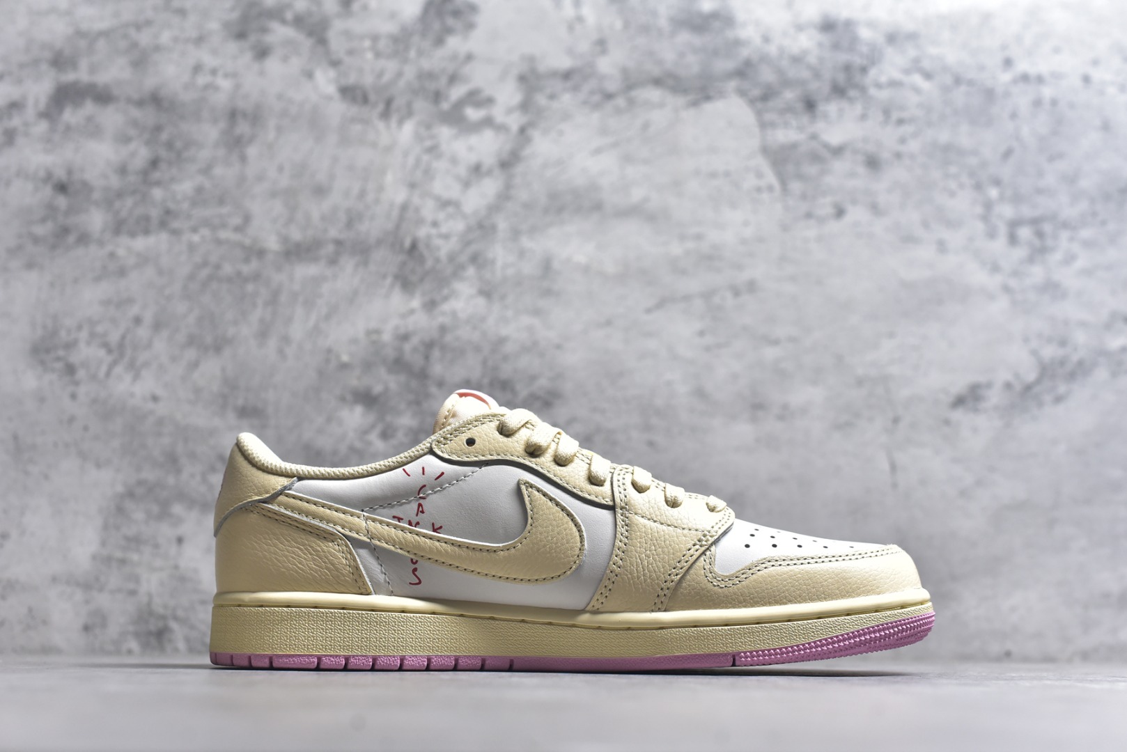 图片[3]-#Travis Scott x Air Jordan AJ1 Low SP TS联名 白粉倒钩低帮 IQ7604-100 知名大厂出品 纯原第一梯队版本 产品品控稳定性领先行业 各方面均可对飙市面通货版 SZ原厂全套原楦原纸板冲刀磨具开发 原厂皮料加持 原厂港宝加持定型后跟R度完美 同源原厂电绣 鬼脸飞翼针数密度立体效果一致 百分百一致原鞋 原厂拉帮工艺 针距密度一致 后跟弧度收口自然不对折 极致一眼正品既视感 进口玻璃冲刀皮料裁剪零毛边 全鞋电脑针车工艺 品控清洁度最高QC检验标准 免检产品 原厂订购鞋盒、鞋标、防尘纸、鞋撑、鞋带 追求极致的原厂味道 尺码：36-47-选品中心