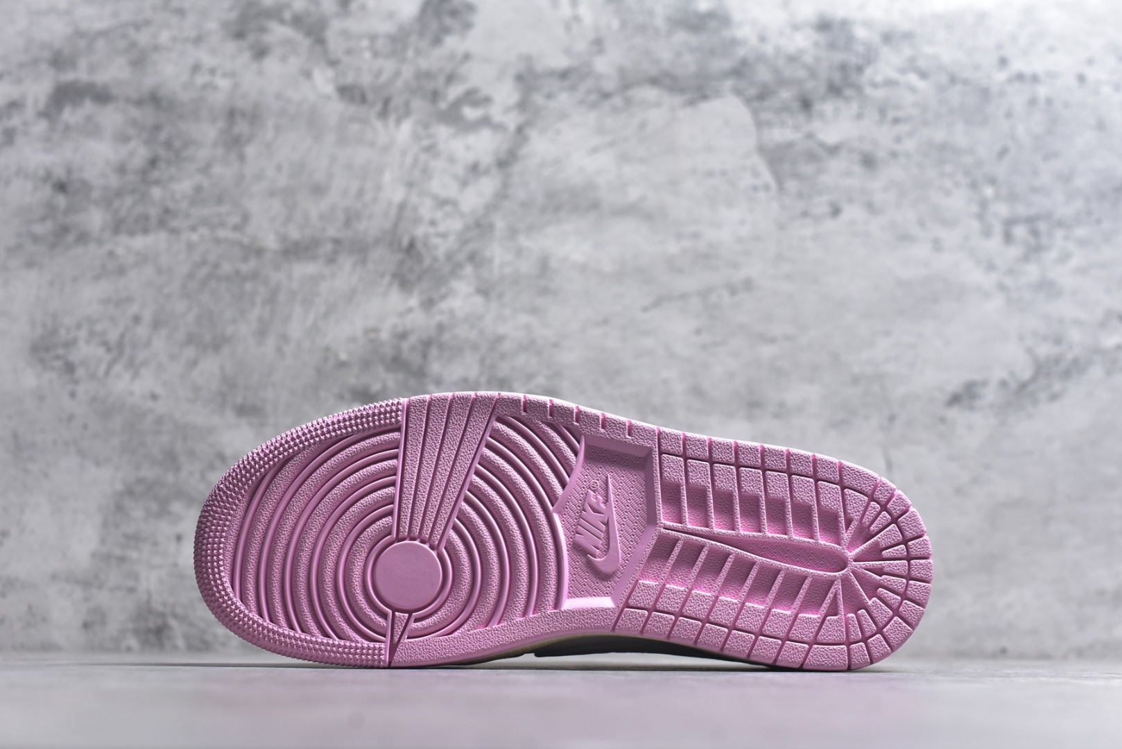 图片[6]-#Travis Scott x Air Jordan AJ1 Low SP TS联名 白粉倒钩低帮 IQ7604-100 知名大厂出品 纯原第一梯队版本 产品品控稳定性领先行业 各方面均可对飙市面通货版 SZ原厂全套原楦原纸板冲刀磨具开发 原厂皮料加持 原厂港宝加持定型后跟R度完美 同源原厂电绣 鬼脸飞翼针数密度立体效果一致 百分百一致原鞋 原厂拉帮工艺 针距密度一致 后跟弧度收口自然不对折 极致一眼正品既视感 进口玻璃冲刀皮料裁剪零毛边 全鞋电脑针车工艺 品控清洁度最高QC检验标准 免检产品 原厂订购鞋盒、鞋标、防尘纸、鞋撑、鞋带 追求极致的原厂味道 尺码：36-47-选品中心