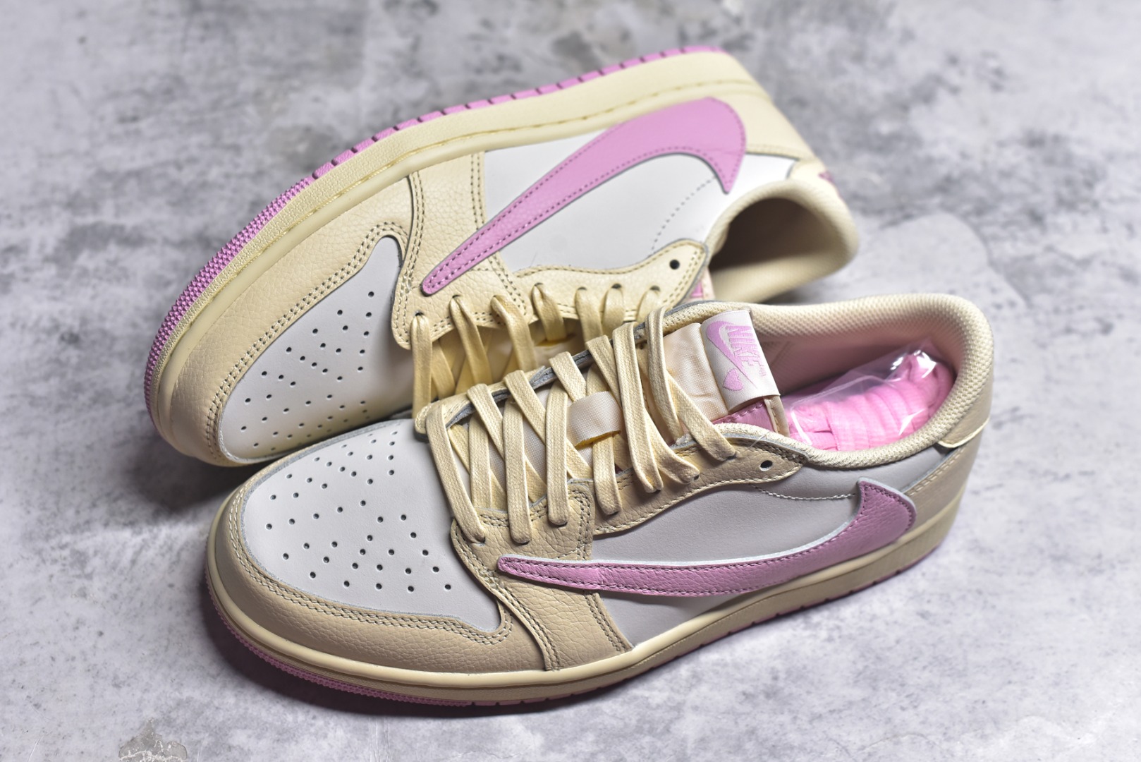 图片[7]-#Travis Scott x Air Jordan AJ1 Low SP TS联名 白粉倒钩低帮 IQ7604-100 知名大厂出品 纯原第一梯队版本 产品品控稳定性领先行业 各方面均可对飙市面通货版 SZ原厂全套原楦原纸板冲刀磨具开发 原厂皮料加持 原厂港宝加持定型后跟R度完美 同源原厂电绣 鬼脸飞翼针数密度立体效果一致 百分百一致原鞋 原厂拉帮工艺 针距密度一致 后跟弧度收口自然不对折 极致一眼正品既视感 进口玻璃冲刀皮料裁剪零毛边 全鞋电脑针车工艺 品控清洁度最高QC检验标准 免检产品 原厂订购鞋盒、鞋标、防尘纸、鞋撑、鞋带 追求极致的原厂味道 尺码：36-47-选品中心