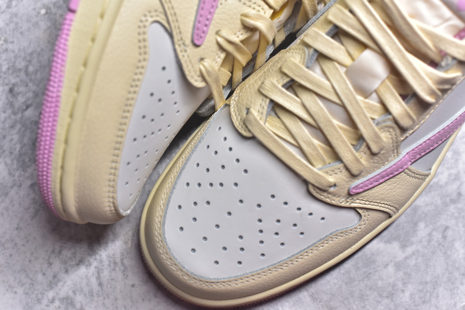 图片[8]-#Travis Scott x Air Jordan AJ1 Low SP TS联名 白粉倒钩低帮 IQ7604-100 知名大厂出品 纯原第一梯队版本 产品品控稳定性领先行业 各方面均可对飙市面通货版 SZ原厂全套原楦原纸板冲刀磨具开发 原厂皮料加持 原厂港宝加持定型后跟R度完美 同源原厂电绣 鬼脸飞翼针数密度立体效果一致 百分百一致原鞋 原厂拉帮工艺 针距密度一致 后跟弧度收口自然不对折 极致一眼正品既视感 进口玻璃冲刀皮料裁剪零毛边 全鞋电脑针车工艺 品控清洁度最高QC检验标准 免检产品 原厂订购鞋盒、鞋标、防尘纸、鞋撑、鞋带 追求极致的原厂味道 尺码：36-47-选品中心