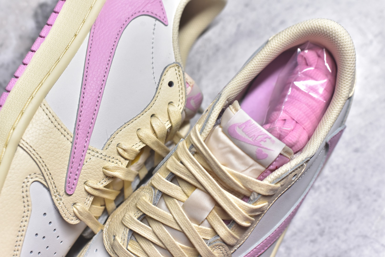 图片[9]-#Travis Scott x Air Jordan AJ1 Low SP TS联名 白粉倒钩低帮 IQ7604-100 知名大厂出品 纯原第一梯队版本 产品品控稳定性领先行业 各方面均可对飙市面通货版 SZ原厂全套原楦原纸板冲刀磨具开发 原厂皮料加持 原厂港宝加持定型后跟R度完美 同源原厂电绣 鬼脸飞翼针数密度立体效果一致 百分百一致原鞋 原厂拉帮工艺 针距密度一致 后跟弧度收口自然不对折 极致一眼正品既视感 进口玻璃冲刀皮料裁剪零毛边 全鞋电脑针车工艺 品控清洁度最高QC检验标准 免检产品 原厂订购鞋盒、鞋标、防尘纸、鞋撑、鞋带 追求极致的原厂味道 尺码：36-47-选品中心