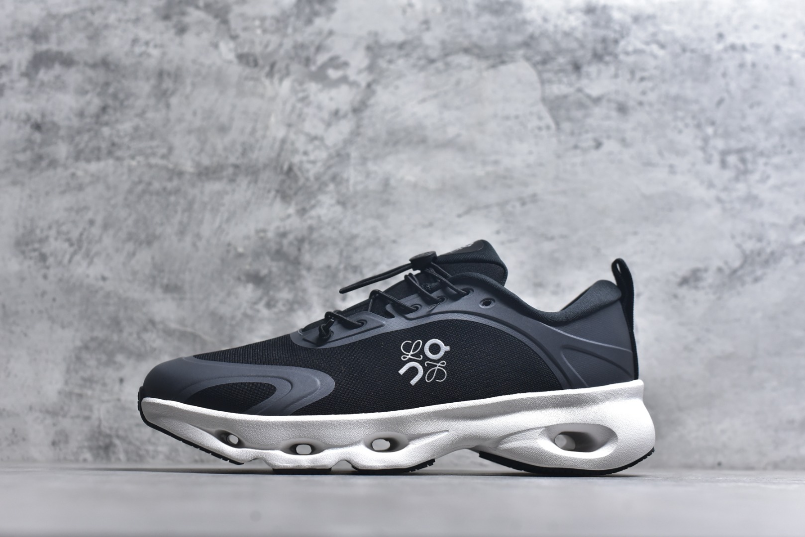 #LOEWE罗意威 x ON昂跑 联名款 Cloudsolo系列 •原鞋一致橡胶底 原版高弹MD 加爆米花料 •正确后跟小蛮腰 •Logo立体有光泽度 •正确鞋头饱满立体 •鞋舌TPU立体高频 •正确鞋面网布多层厚实材料 •后跟织带高频立体 织带上浆加硬 •正确鞋带头滴胶柔软 •正确鞋垫前薄后厚有弹性（欧奈斯材料，非普通海玻璃） 尺码：36 36.5 37 37.5 38 38.5 39 40 40.5 41 42 42.5 43 44 44.5 45 46（真半码）-选品中心