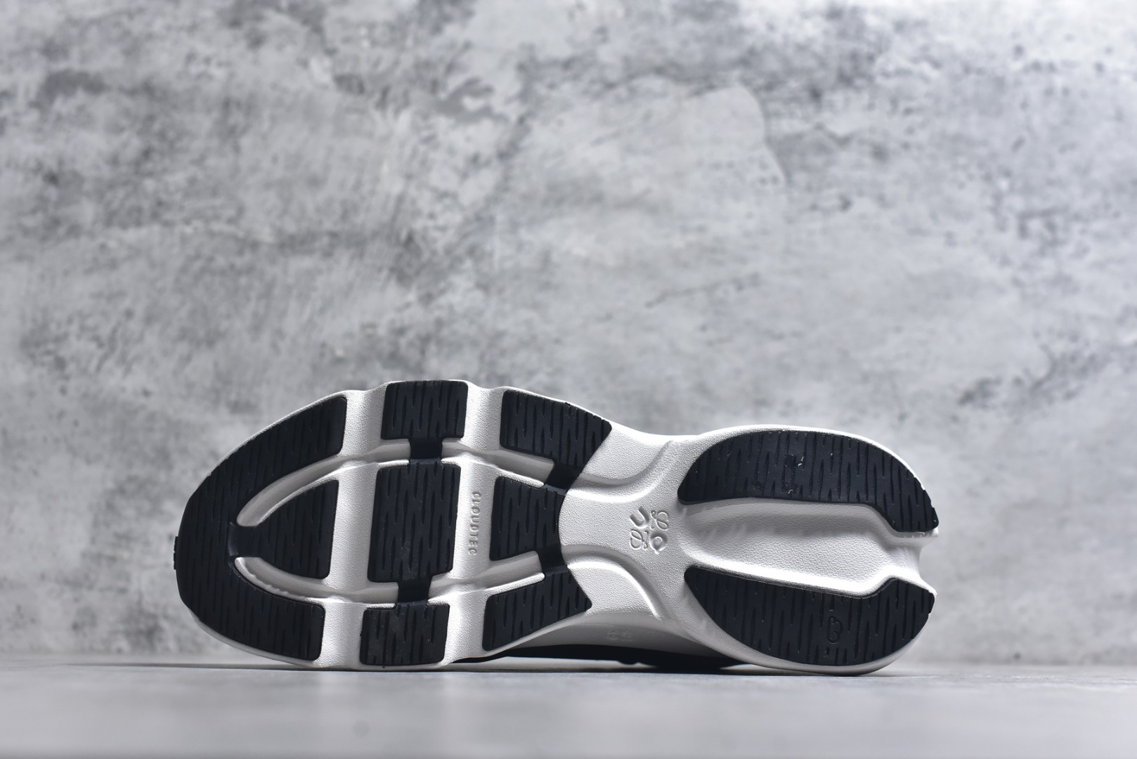 图片[6]-#LOEWE罗意威 x ON昂跑 联名款 Cloudsolo系列 •原鞋一致橡胶底 原版高弹MD 加爆米花料 •正确后跟小蛮腰 •Logo立体有光泽度 •正确鞋头饱满立体 •鞋舌TPU立体高频 •正确鞋面网布多层厚实材料 •后跟织带高频立体 织带上浆加硬 •正确鞋带头滴胶柔软 •正确鞋垫前薄后厚有弹性（欧奈斯材料，非普通海玻璃） 尺码：36 36.5 37 37.5 38 38.5 39 40 40.5 41 42 42.5 43 44 44.5 45 46（真半码）-选品中心