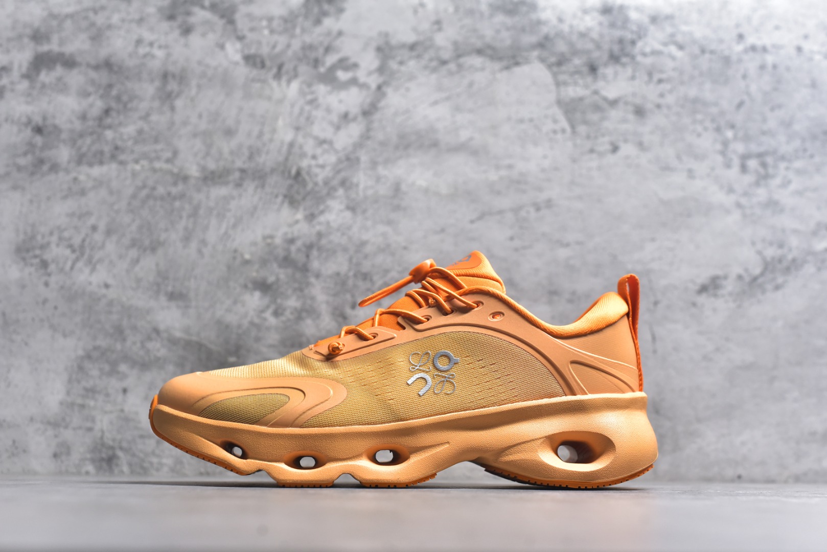 #LOEWE罗意威 x ON昂跑 联名款 Cloudsolo系列 •原鞋一致橡胶底 原版高弹MD 加爆米花料 •正确后跟小蛮腰 •Logo立体有光泽度 •正确鞋头饱满立体 •鞋舌TPU立体高频 •正确鞋面网布多层厚实材料 •后跟织带高频立体 织带上浆加硬 •正确鞋带头滴胶柔软 •正确鞋垫前薄后厚有弹性（欧奈斯材料，非普通海玻璃） 尺码：36 36.5 37 37.5 38 38.5 39 40 40.5 41 42 42.5 43 44 44.5 45 46（真半码）-选品中心