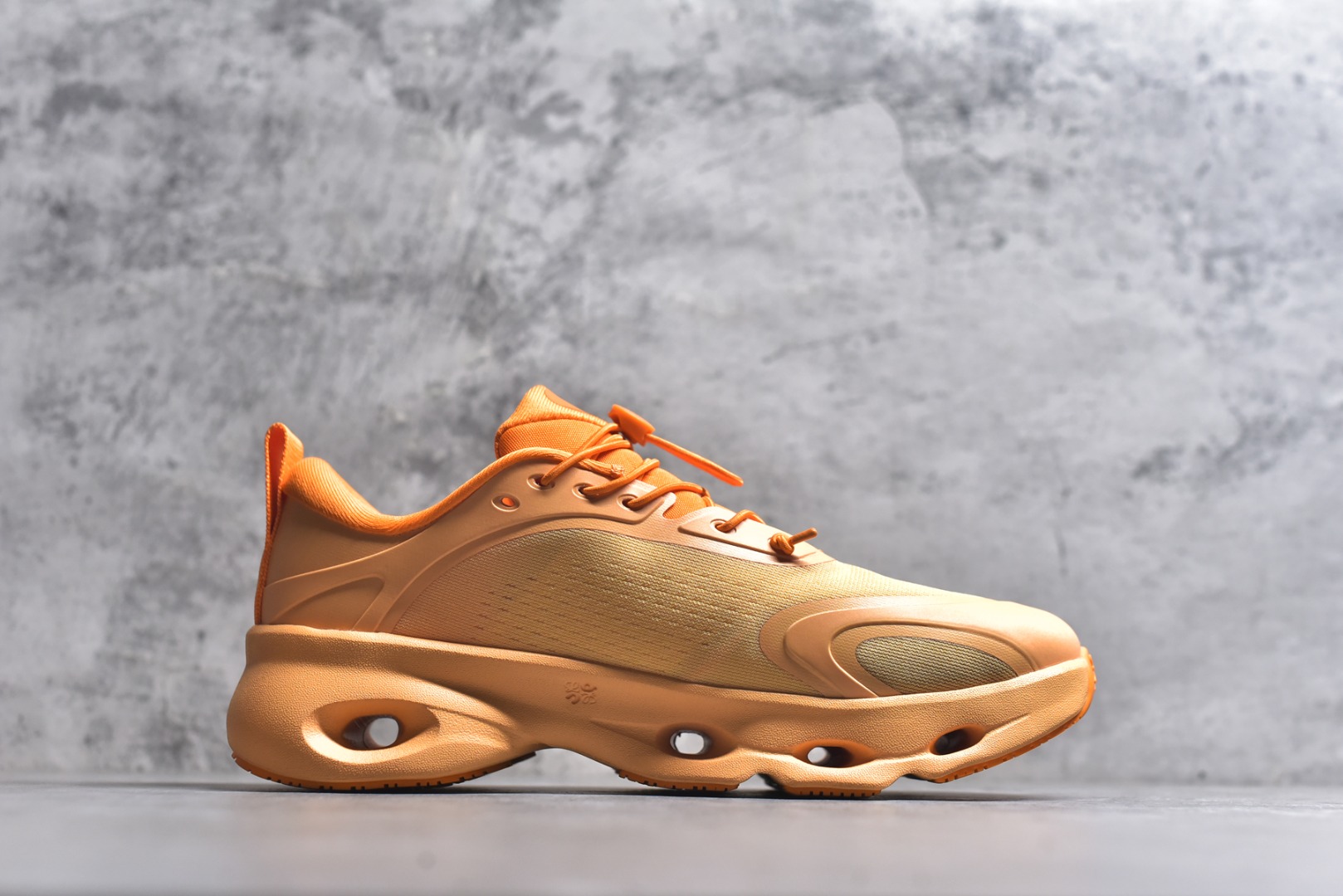 图片[3]-#LOEWE罗意威 x ON昂跑 联名款 Cloudsolo系列 •原鞋一致橡胶底 原版高弹MD 加爆米花料 •正确后跟小蛮腰 •Logo立体有光泽度 •正确鞋头饱满立体 •鞋舌TPU立体高频 •正确鞋面网布多层厚实材料 •后跟织带高频立体 织带上浆加硬 •正确鞋带头滴胶柔软 •正确鞋垫前薄后厚有弹性（欧奈斯材料，非普通海玻璃） 尺码：36 36.5 37 37.5 38 38.5 39 40 40.5 41 42 42.5 43 44 44.5 45 46（真半码）-选品中心