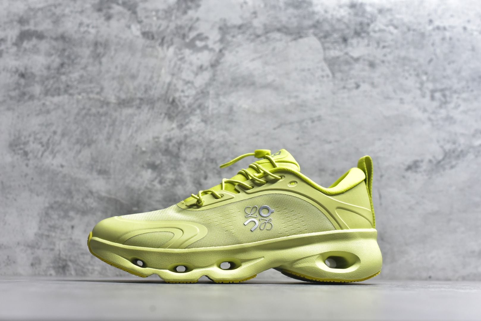 #LOEWE罗意威 x ON昂跑 联名款 Cloudsolo系列 •原鞋一致橡胶底 原版高弹MD 加爆米花料 •正确后跟小蛮腰 •Logo立体有光泽度 •正确鞋头饱满立体 •鞋舌TPU立体高频 •正确鞋面网布多层厚实材料 •后跟织带高频立体 织带上浆加硬 •正确鞋带头滴胶柔软 •正确鞋垫前薄后厚有弹性（欧奈斯材料，非普通海玻璃） 尺码：36 36.5 37 37.5 38 38.5 39 40 40.5 41 42 42.5 43 44 44.5 45 46（真半码）-选品中心