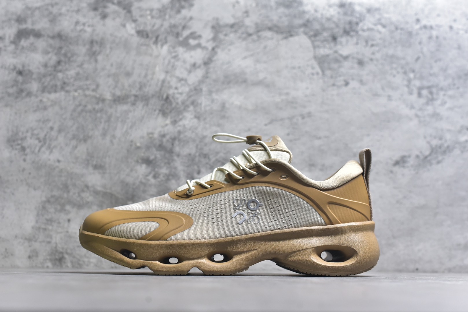 #LOEWE罗意威 x ON昂跑 联名款 Cloudsolo系列 •原鞋一致橡胶底 原版高弹MD 加爆米花料 •正确后跟小蛮腰 •Logo立体有光泽度 •正确鞋头饱满立体 •鞋舌TPU立体高频 •正确鞋面网布多层厚实材料 •后跟织带高频立体 织带上浆加硬 •正确鞋带头滴胶柔软 •正确鞋垫前薄后厚有弹性（欧奈斯材料，非普通海玻璃） 尺码：36 36.5 37 37.5 38 38.5 39 40 40.5 41 42 42.5 43 44 44.5 45 46（真半码）-选品中心