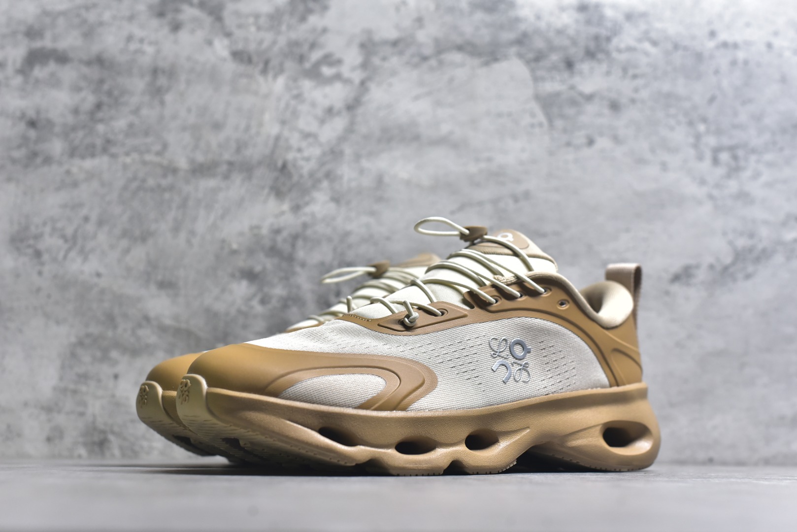 图片[2]-#LOEWE罗意威 x ON昂跑 联名款 Cloudsolo系列 •原鞋一致橡胶底 原版高弹MD 加爆米花料 •正确后跟小蛮腰 •Logo立体有光泽度 •正确鞋头饱满立体 •鞋舌TPU立体高频 •正确鞋面网布多层厚实材料 •后跟织带高频立体 织带上浆加硬 •正确鞋带头滴胶柔软 •正确鞋垫前薄后厚有弹性（欧奈斯材料，非普通海玻璃） 尺码：36 36.5 37 37.5 38 38.5 39 40 40.5 41 42 42.5 43 44 44.5 45 46（真半码）-选品中心