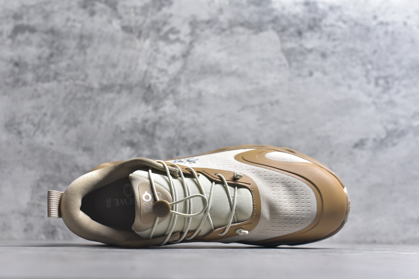 图片[4]-#LOEWE罗意威 x ON昂跑 联名款 Cloudsolo系列 •原鞋一致橡胶底 原版高弹MD 加爆米花料 •正确后跟小蛮腰 •Logo立体有光泽度 •正确鞋头饱满立体 •鞋舌TPU立体高频 •正确鞋面网布多层厚实材料 •后跟织带高频立体 织带上浆加硬 •正确鞋带头滴胶柔软 •正确鞋垫前薄后厚有弹性（欧奈斯材料，非普通海玻璃） 尺码：36 36.5 37 37.5 38 38.5 39 40 40.5 41 42 42.5 43 44 44.5 45 46（真半码）-选品中心