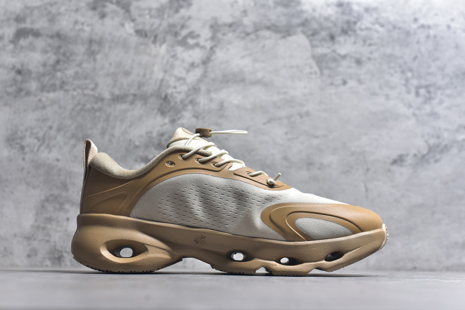 图片[3]-#LOEWE罗意威 x ON昂跑 联名款 Cloudsolo系列 •原鞋一致橡胶底 原版高弹MD 加爆米花料 •正确后跟小蛮腰 •Logo立体有光泽度 •正确鞋头饱满立体 •鞋舌TPU立体高频 •正确鞋面网布多层厚实材料 •后跟织带高频立体 织带上浆加硬 •正确鞋带头滴胶柔软 •正确鞋垫前薄后厚有弹性（欧奈斯材料，非普通海玻璃） 尺码：36 36.5 37 37.5 38 38.5 39 40 40.5 41 42 42.5 43 44 44.5 45 46（真半码）-选品中心