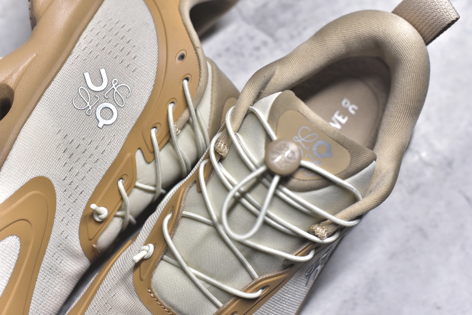 图片[9]-#LOEWE罗意威 x ON昂跑 联名款 Cloudsolo系列 •原鞋一致橡胶底 原版高弹MD 加爆米花料 •正确后跟小蛮腰 •Logo立体有光泽度 •正确鞋头饱满立体 •鞋舌TPU立体高频 •正确鞋面网布多层厚实材料 •后跟织带高频立体 织带上浆加硬 •正确鞋带头滴胶柔软 •正确鞋垫前薄后厚有弹性（欧奈斯材料，非普通海玻璃） 尺码：36 36.5 37 37.5 38 38.5 39 40 40.5 41 42 42.5 43 44 44.5 45 46（真半码）-选品中心