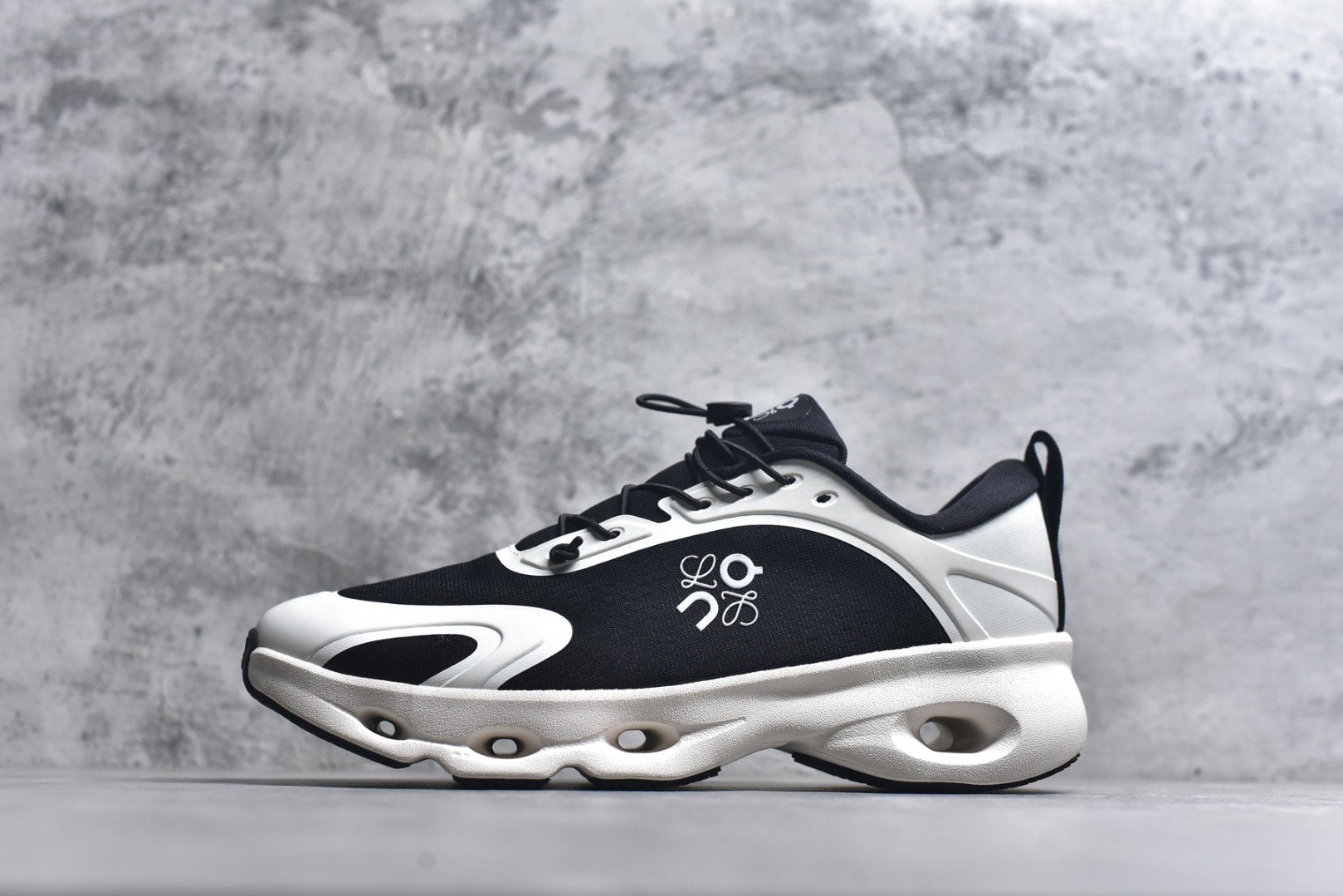 #LOEWE罗意威 x ON昂跑 联名款 Cloudsolo系列 •原鞋一致橡胶底 原版高弹MD 加爆米花料 •正确后跟小蛮腰 •Logo立体有光泽度 •正确鞋头饱满立体 •鞋舌TPU立体高频 •正确鞋面网布多层厚实材料 •后跟织带高频立体 织带上浆加硬 •正确鞋带头滴胶柔软 •正确鞋垫前薄后厚有弹性（欧奈斯材料，非普通海玻璃） 尺码：36 36.5 37 37.5 38 38.5 39 40 40.5 41 42 42.5 43 44 44.5 45 46（真半码）-选品中心