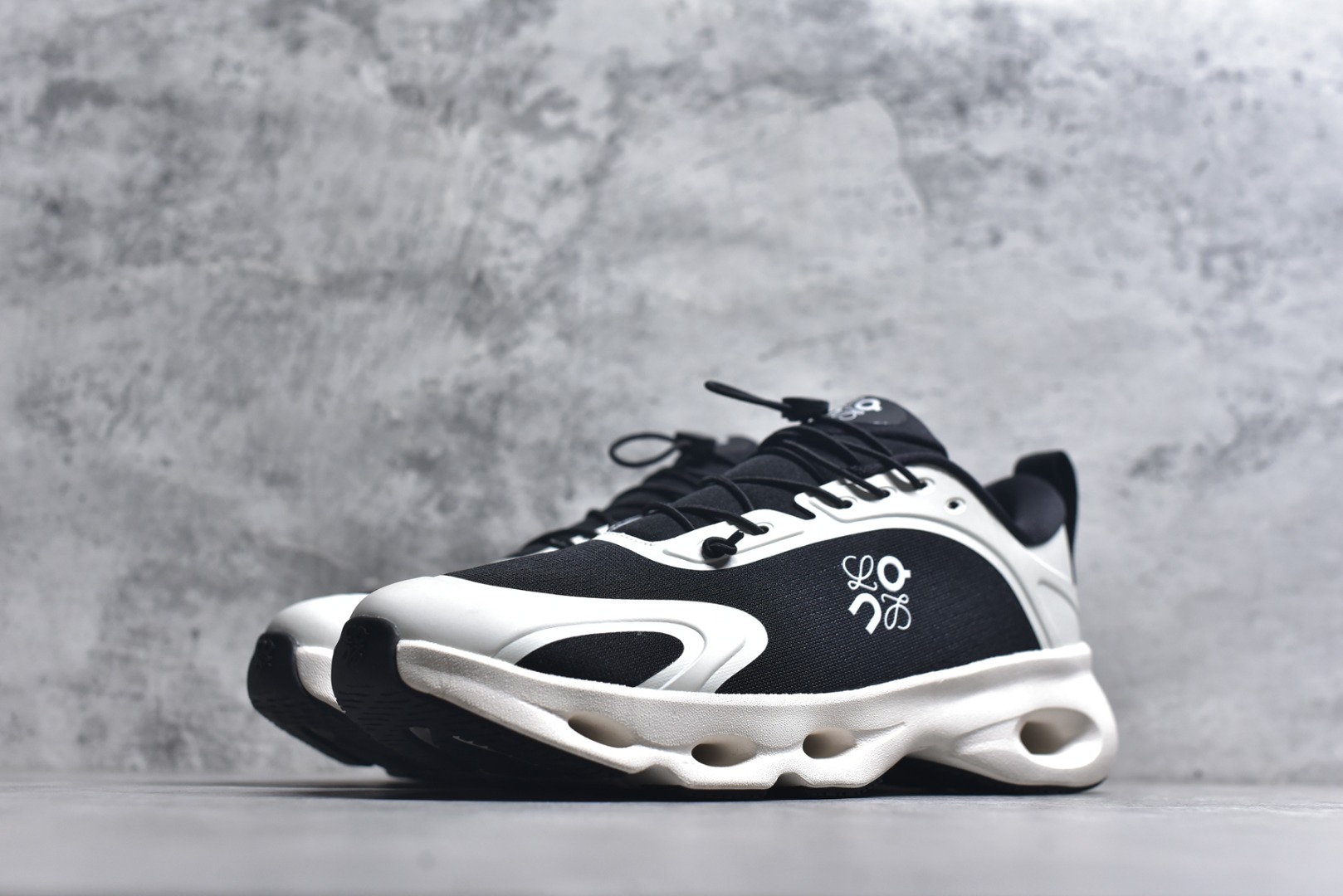 图片[2]-#LOEWE罗意威 x ON昂跑 联名款 Cloudsolo系列 •原鞋一致橡胶底 原版高弹MD 加爆米花料 •正确后跟小蛮腰 •Logo立体有光泽度 •正确鞋头饱满立体 •鞋舌TPU立体高频 •正确鞋面网布多层厚实材料 •后跟织带高频立体 织带上浆加硬 •正确鞋带头滴胶柔软 •正确鞋垫前薄后厚有弹性（欧奈斯材料，非普通海玻璃） 尺码：36 36.5 37 37.5 38 38.5 39 40 40.5 41 42 42.5 43 44 44.5 45 46（真半码）-选品中心