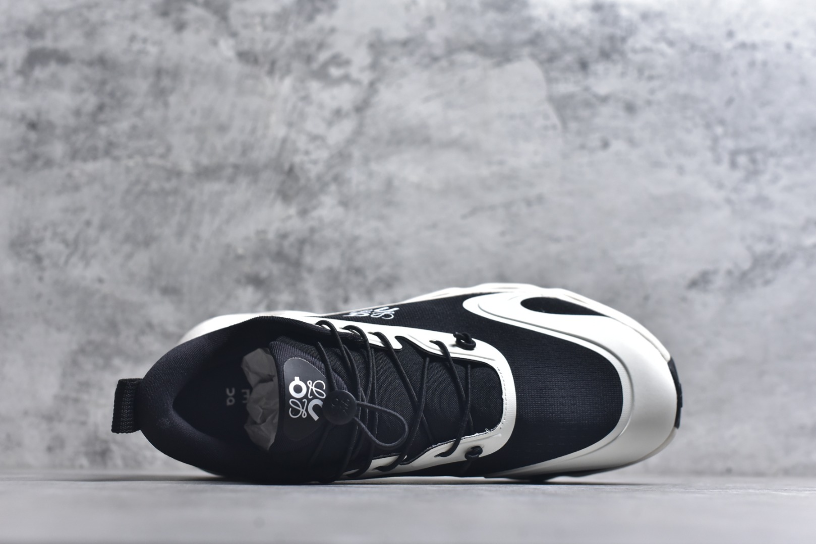 图片[4]-#LOEWE罗意威 x ON昂跑 联名款 Cloudsolo系列 •原鞋一致橡胶底 原版高弹MD 加爆米花料 •正确后跟小蛮腰 •Logo立体有光泽度 •正确鞋头饱满立体 •鞋舌TPU立体高频 •正确鞋面网布多层厚实材料 •后跟织带高频立体 织带上浆加硬 •正确鞋带头滴胶柔软 •正确鞋垫前薄后厚有弹性（欧奈斯材料，非普通海玻璃） 尺码：36 36.5 37 37.5 38 38.5 39 40 40.5 41 42 42.5 43 44 44.5 45 46（真半码）-选品中心