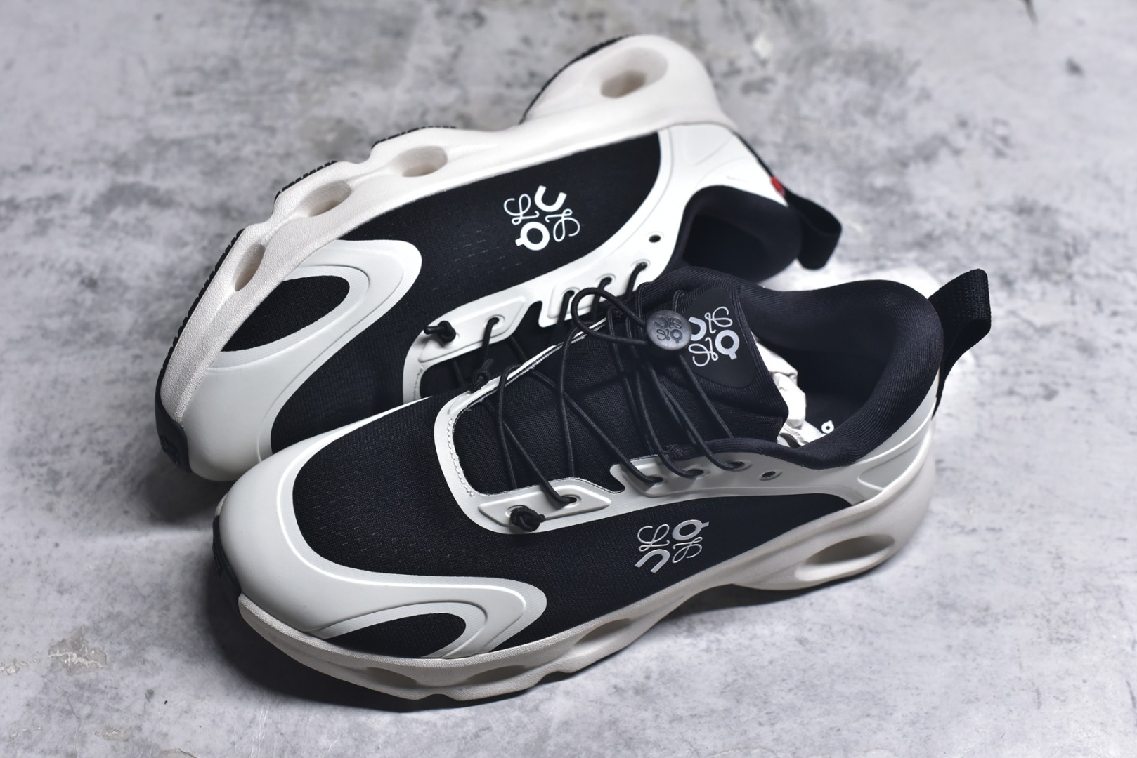 图片[7]-#LOEWE罗意威 x ON昂跑 联名款 Cloudsolo系列 •原鞋一致橡胶底 原版高弹MD 加爆米花料 •正确后跟小蛮腰 •Logo立体有光泽度 •正确鞋头饱满立体 •鞋舌TPU立体高频 •正确鞋面网布多层厚实材料 •后跟织带高频立体 织带上浆加硬 •正确鞋带头滴胶柔软 •正确鞋垫前薄后厚有弹性（欧奈斯材料，非普通海玻璃） 尺码：36 36.5 37 37.5 38 38.5 39 40 40.5 41 42 42.5 43 44 44.5 45 46（真半码）-选品中心