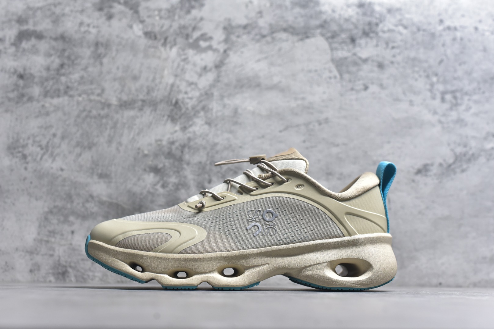 #LOEWE罗意威 x ON昂跑 联名款 Cloudsolo系列 •原鞋一致橡胶底 原版高弹MD 加爆米花料 •正确后跟小蛮腰 •Logo立体有光泽度 •正确鞋头饱满立体 •鞋舌TPU立体高频 •正确鞋面网布多层厚实材料 •后跟织带高频立体 织带上浆加硬 •正确鞋带头滴胶柔软 •正确鞋垫前薄后厚有弹性（欧奈斯材料，非普通海玻璃） 尺码：36 36.5 37 37.5 38 38.5 39 40 40.5 41 42 42.5 43 44 44.5 45 46（真半码）-选品中心