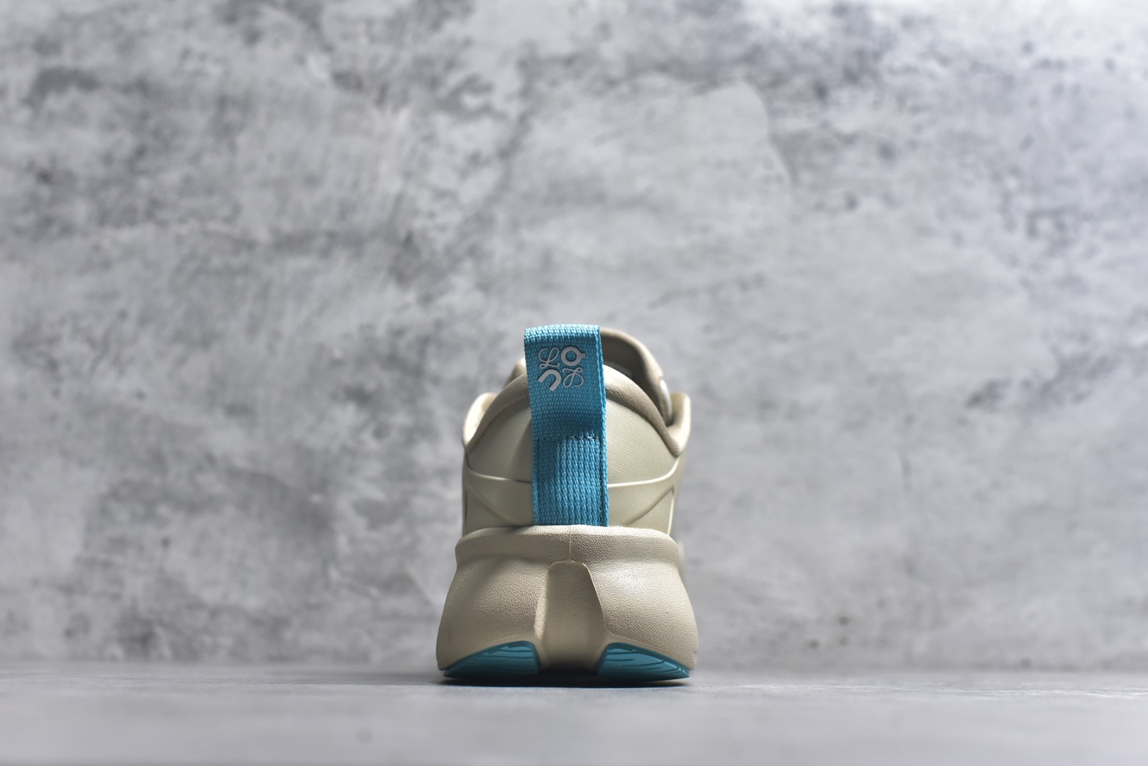 图片[5]-#LOEWE罗意威 x ON昂跑 联名款 Cloudsolo系列 •原鞋一致橡胶底 原版高弹MD 加爆米花料 •正确后跟小蛮腰 •Logo立体有光泽度 •正确鞋头饱满立体 •鞋舌TPU立体高频 •正确鞋面网布多层厚实材料 •后跟织带高频立体 织带上浆加硬 •正确鞋带头滴胶柔软 •正确鞋垫前薄后厚有弹性（欧奈斯材料，非普通海玻璃） 尺码：36 36.5 37 37.5 38 38.5 39 40 40.5 41 42 42.5 43 44 44.5 45 46（真半码）-选品中心