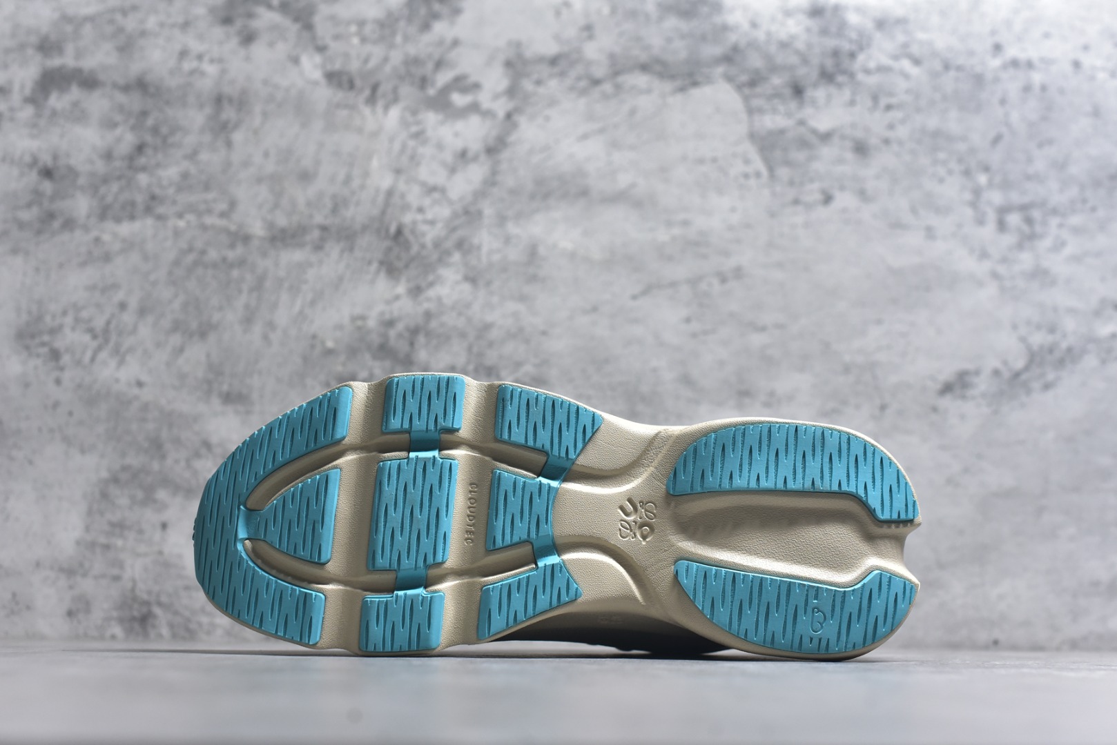 图片[6]-#LOEWE罗意威 x ON昂跑 联名款 Cloudsolo系列 •原鞋一致橡胶底 原版高弹MD 加爆米花料 •正确后跟小蛮腰 •Logo立体有光泽度 •正确鞋头饱满立体 •鞋舌TPU立体高频 •正确鞋面网布多层厚实材料 •后跟织带高频立体 织带上浆加硬 •正确鞋带头滴胶柔软 •正确鞋垫前薄后厚有弹性（欧奈斯材料，非普通海玻璃） 尺码：36 36.5 37 37.5 38 38.5 39 40 40.5 41 42 42.5 43 44 44.5 45 46（真半码）-选品中心