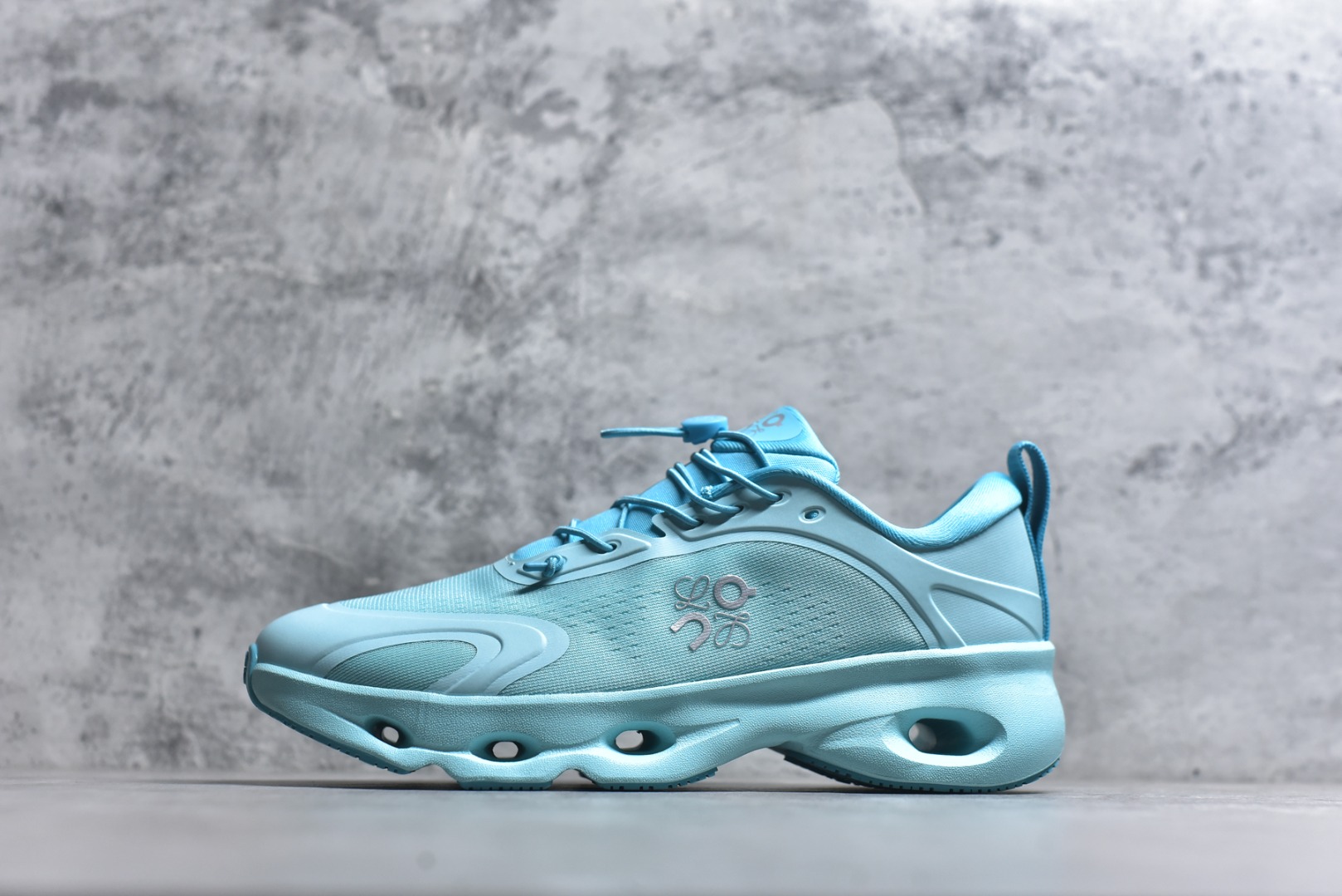 #LOEWE罗意威 x ON昂跑 联名款 Cloudsolo系列 •原鞋一致橡胶底 原版高弹MD 加爆米花料 •正确后跟小蛮腰 •Logo立体有光泽度 •正确鞋头饱满立体 •鞋舌TPU立体高频 •正确鞋面网布多层厚实材料 •后跟织带高频立体 织带上浆加硬 •正确鞋带头滴胶柔软 •正确鞋垫前薄后厚有弹性（欧奈斯材料，非普通海玻璃） 尺码：36 36.5 37 37.5 38 38.5 39 40 40.5 41 42 42.5 43 44 44.5 45 46（真半码）-选品中心