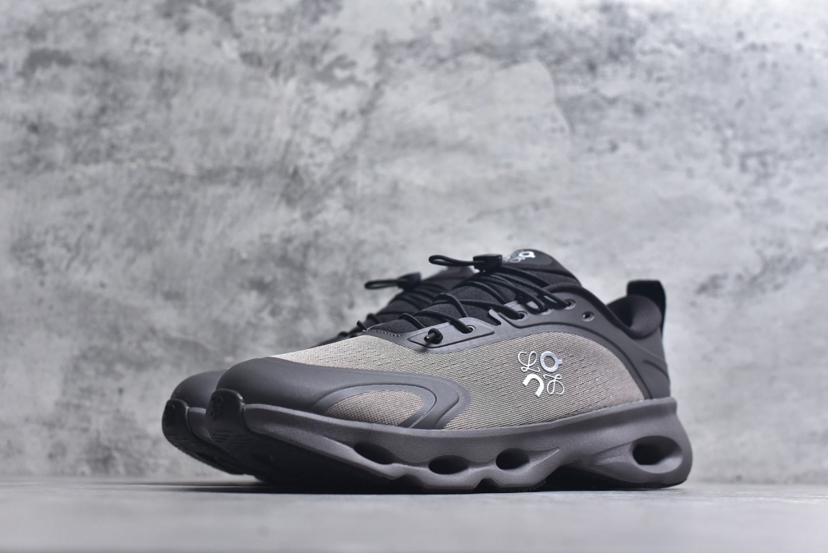 图片[2]-#LOEWE罗意威 x ON昂跑 联名款 Cloudsolo系列 •原鞋一致橡胶底 原版高弹MD 加爆米花料 •正确后跟小蛮腰 •Logo立体有光泽度 •正确鞋头饱满立体 •鞋舌TPU立体高频 •正确鞋面网布多层厚实材料 •后跟织带高频立体 织带上浆加硬 •正确鞋带头滴胶柔软 •正确鞋垫前薄后厚有弹性（欧奈斯材料，非普通海玻璃） 尺码：36 36.5 37 37.5 38 38.5 39 40 40.5 41 42 42.5 43 44 44.5 45 46（真半码）-选品中心