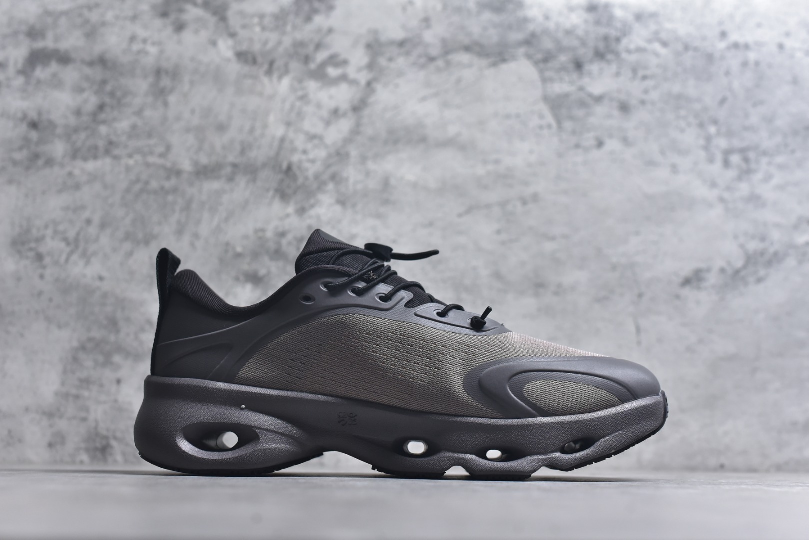 图片[3]-#LOEWE罗意威 x ON昂跑 联名款 Cloudsolo系列 •原鞋一致橡胶底 原版高弹MD 加爆米花料 •正确后跟小蛮腰 •Logo立体有光泽度 •正确鞋头饱满立体 •鞋舌TPU立体高频 •正确鞋面网布多层厚实材料 •后跟织带高频立体 织带上浆加硬 •正确鞋带头滴胶柔软 •正确鞋垫前薄后厚有弹性（欧奈斯材料，非普通海玻璃） 尺码：36 36.5 37 37.5 38 38.5 39 40 40.5 41 42 42.5 43 44 44.5 45 46（真半码）-选品中心