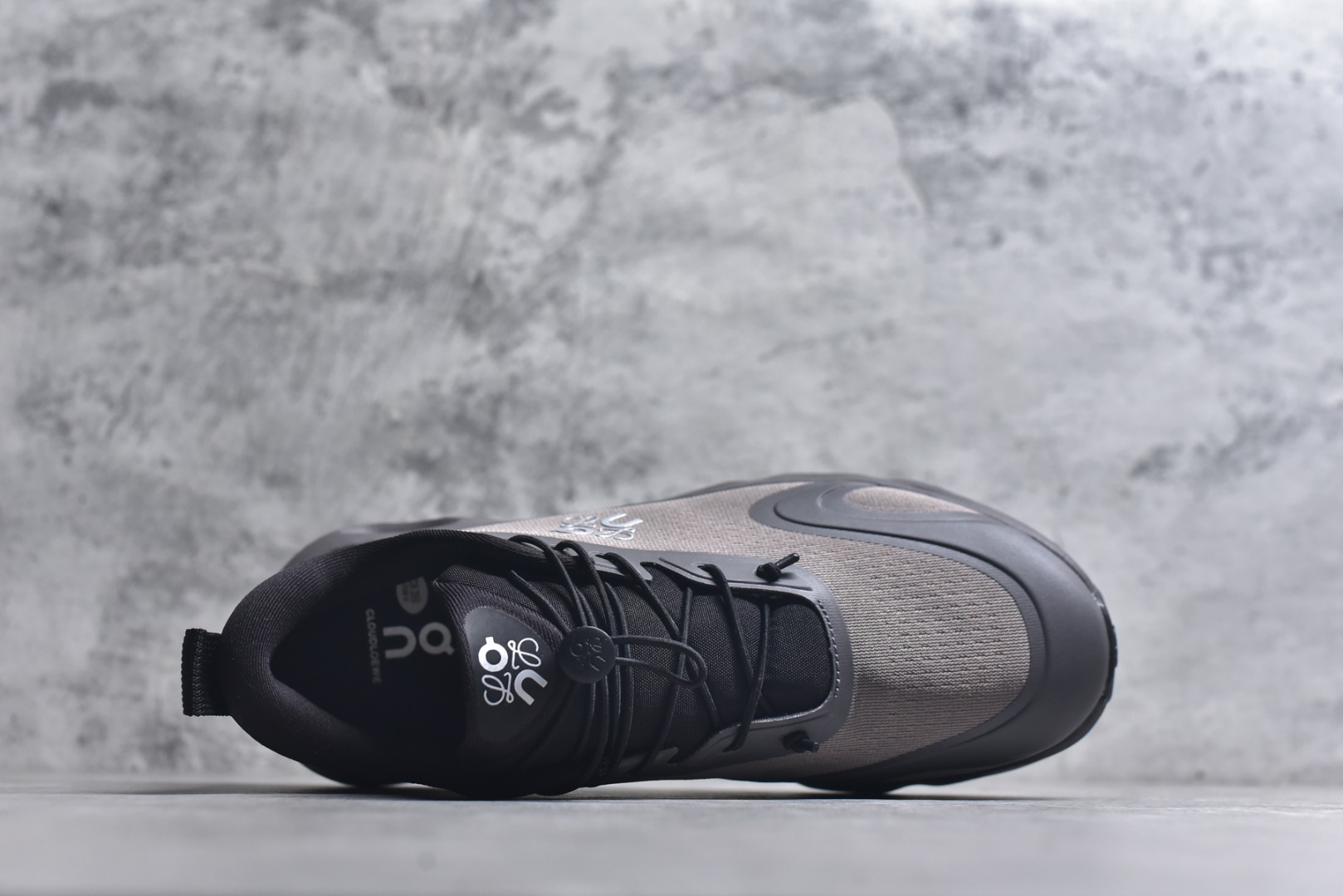 图片[4]-#LOEWE罗意威 x ON昂跑 联名款 Cloudsolo系列 •原鞋一致橡胶底 原版高弹MD 加爆米花料 •正确后跟小蛮腰 •Logo立体有光泽度 •正确鞋头饱满立体 •鞋舌TPU立体高频 •正确鞋面网布多层厚实材料 •后跟织带高频立体 织带上浆加硬 •正确鞋带头滴胶柔软 •正确鞋垫前薄后厚有弹性（欧奈斯材料，非普通海玻璃） 尺码：36 36.5 37 37.5 38 38.5 39 40 40.5 41 42 42.5 43 44 44.5 45 46（真半码）-选品中心