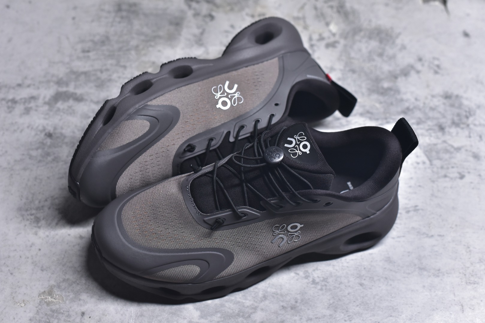 图片[7]-#LOEWE罗意威 x ON昂跑 联名款 Cloudsolo系列 •原鞋一致橡胶底 原版高弹MD 加爆米花料 •正确后跟小蛮腰 •Logo立体有光泽度 •正确鞋头饱满立体 •鞋舌TPU立体高频 •正确鞋面网布多层厚实材料 •后跟织带高频立体 织带上浆加硬 •正确鞋带头滴胶柔软 •正确鞋垫前薄后厚有弹性（欧奈斯材料，非普通海玻璃） 尺码：36 36.5 37 37.5 38 38.5 39 40 40.5 41 42 42.5 43 44 44.5 45 46（真半码）-选品中心